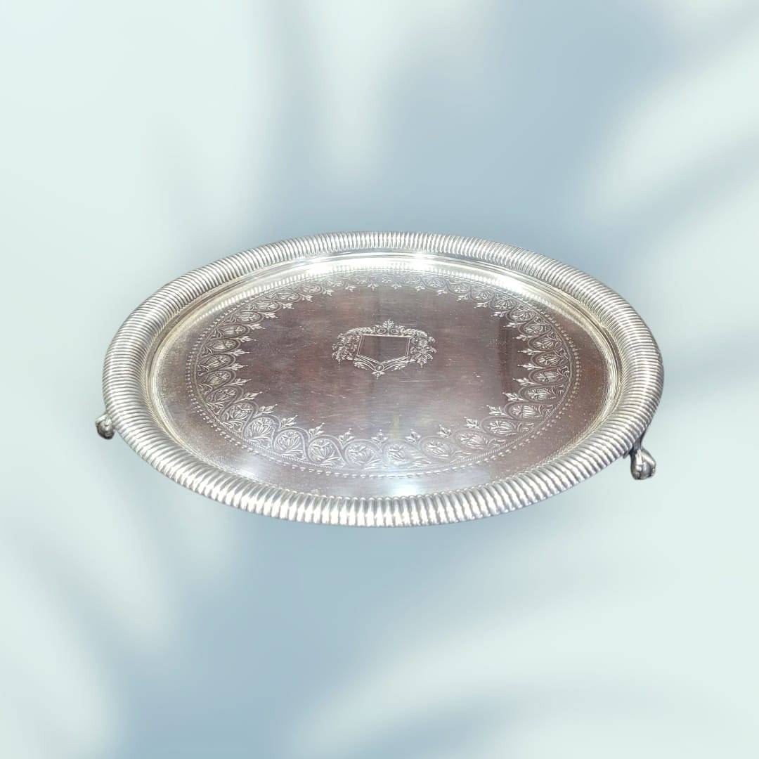 Bandeja de metal plateado con patas de garra y decoración - Cositas Antiguas – La Guadaña, Anticuarios Online en Jerez , vender antigüedades, muebles antiguos