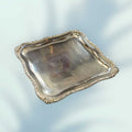 Bandeja de metal plateado con patas y bordes decorativos - Cositas Antiguas – La Guadaña, Anticuarios Online en Jerez , vender antigüedades, muebles antiguos