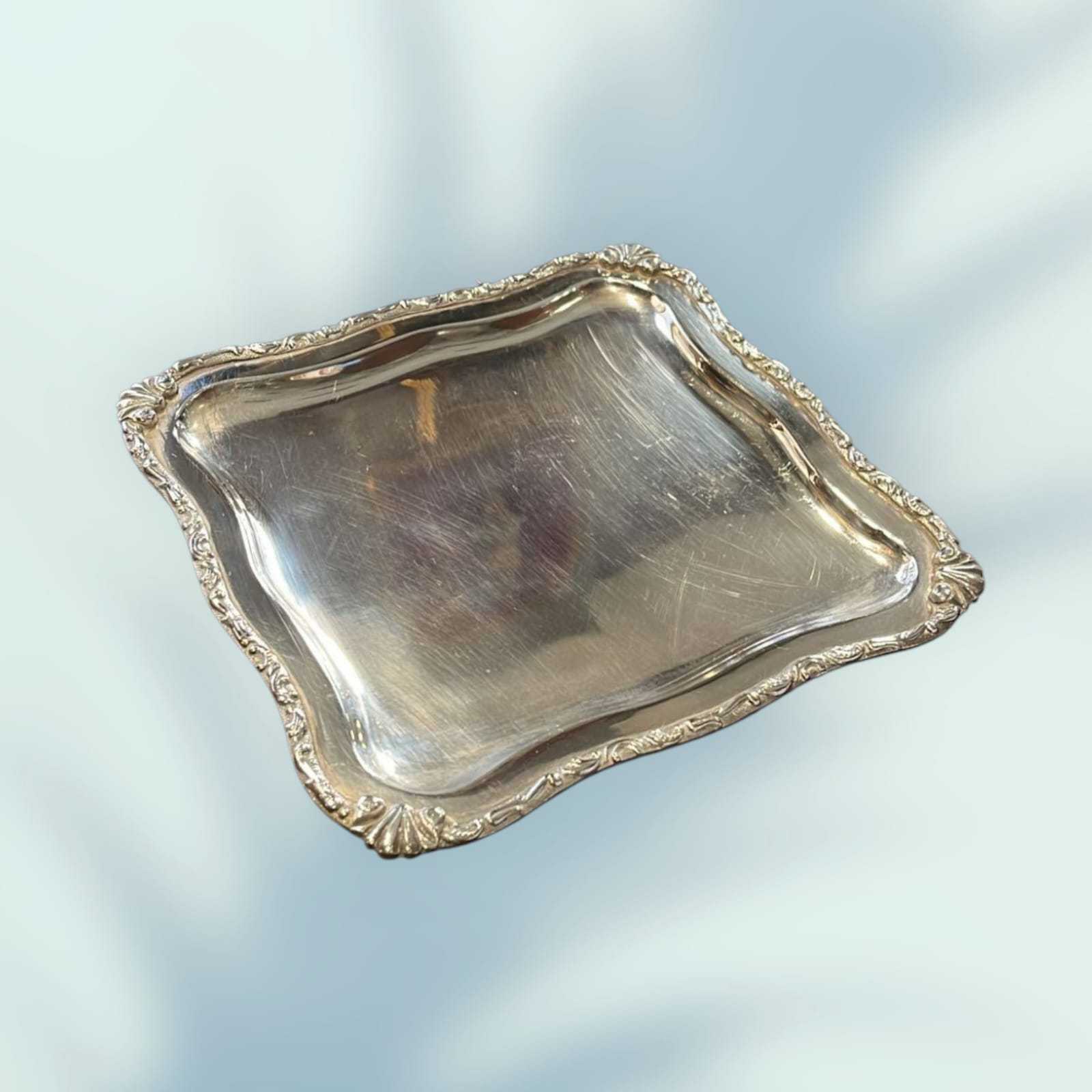 Bandeja de metal plateado con patas y bordes decorativos - Cositas Antiguas – La Guadaña, Anticuarios Online en Jerez , vender antigüedades, muebles antiguos
