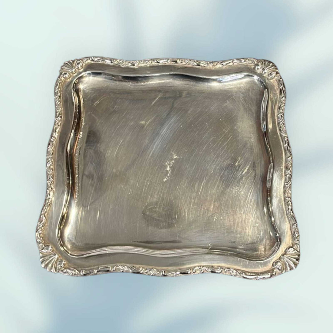 Bandeja de metal plateado con patas y bordes decorativos - Cositas Antiguas – La Guadaña, Anticuarios Online en Jerez , vender antigüedades, muebles antiguos