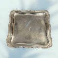 Bandeja de metal plateado con patas y bordes decorativos - Cositas Antiguas – La Guadaña, Anticuarios Online en Jerez , vender antigüedades, muebles antiguos