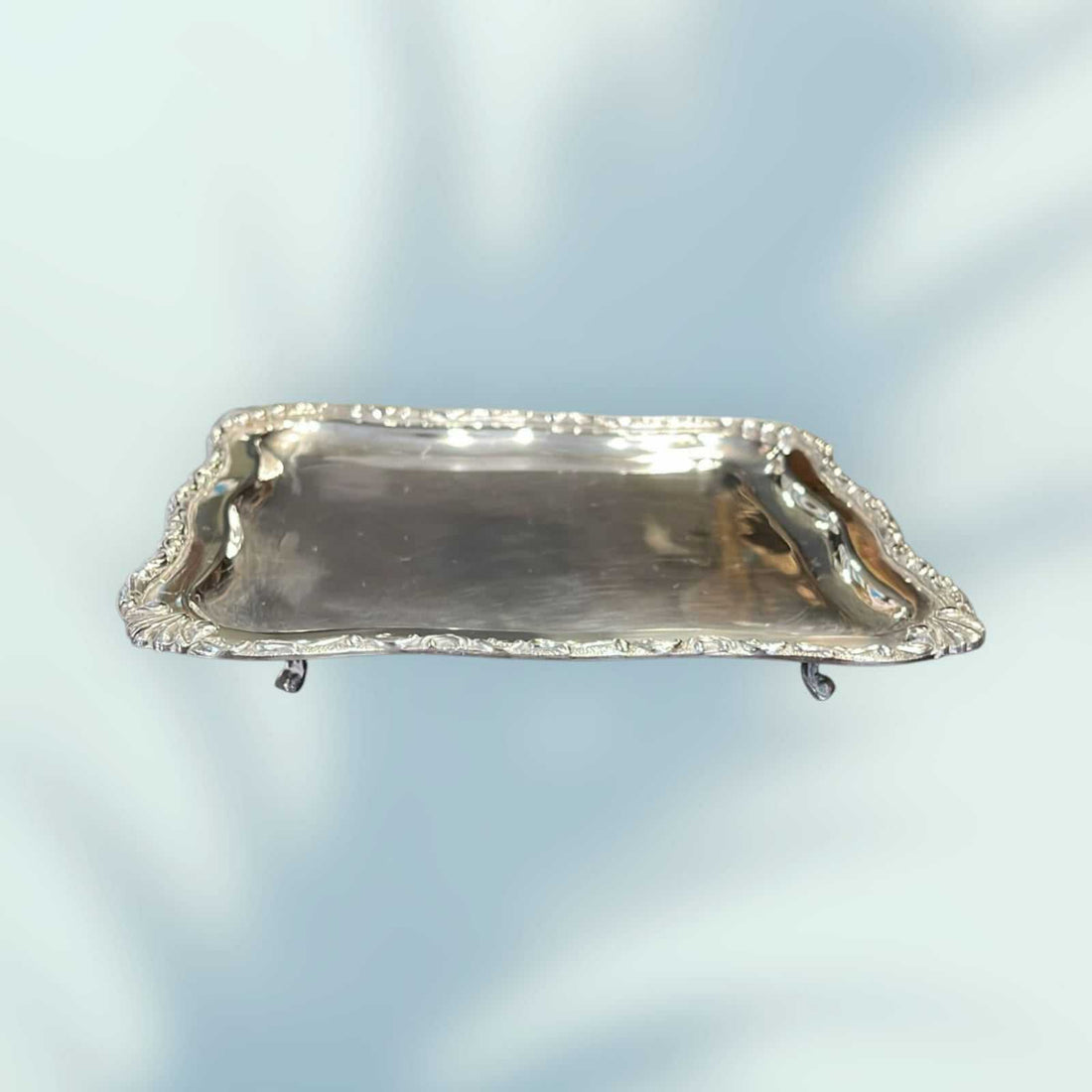 Bandeja de metal plateado con patas y bordes decorativos - Cositas Antiguas – La Guadaña, Anticuarios Online en Jerez , vender antigüedades, muebles antiguos