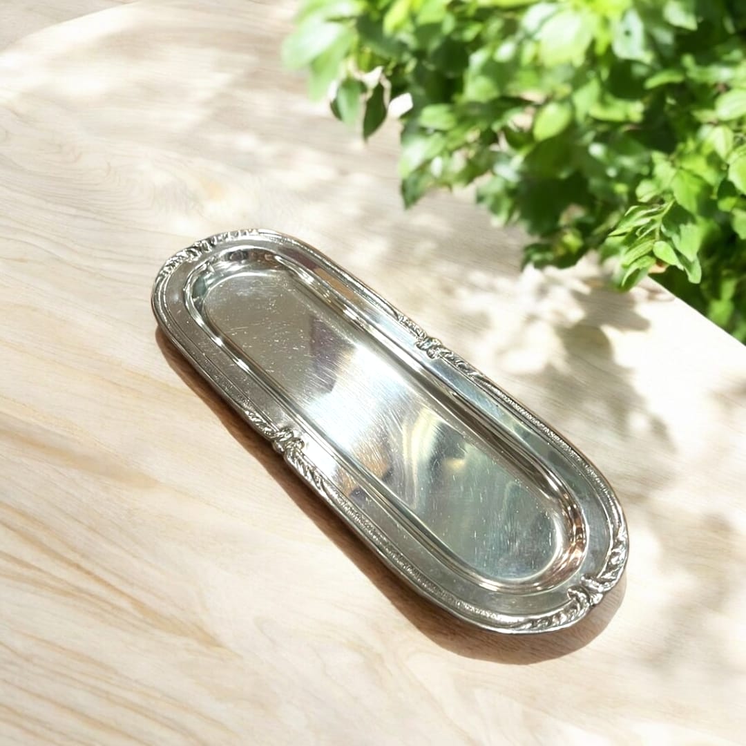 Bandeja de metal plateado alargada – Elegancia - Cositas Antiguas – La Guadaña, Anticuarios Online en Jerez , vender antigüedades, muebles antiguos