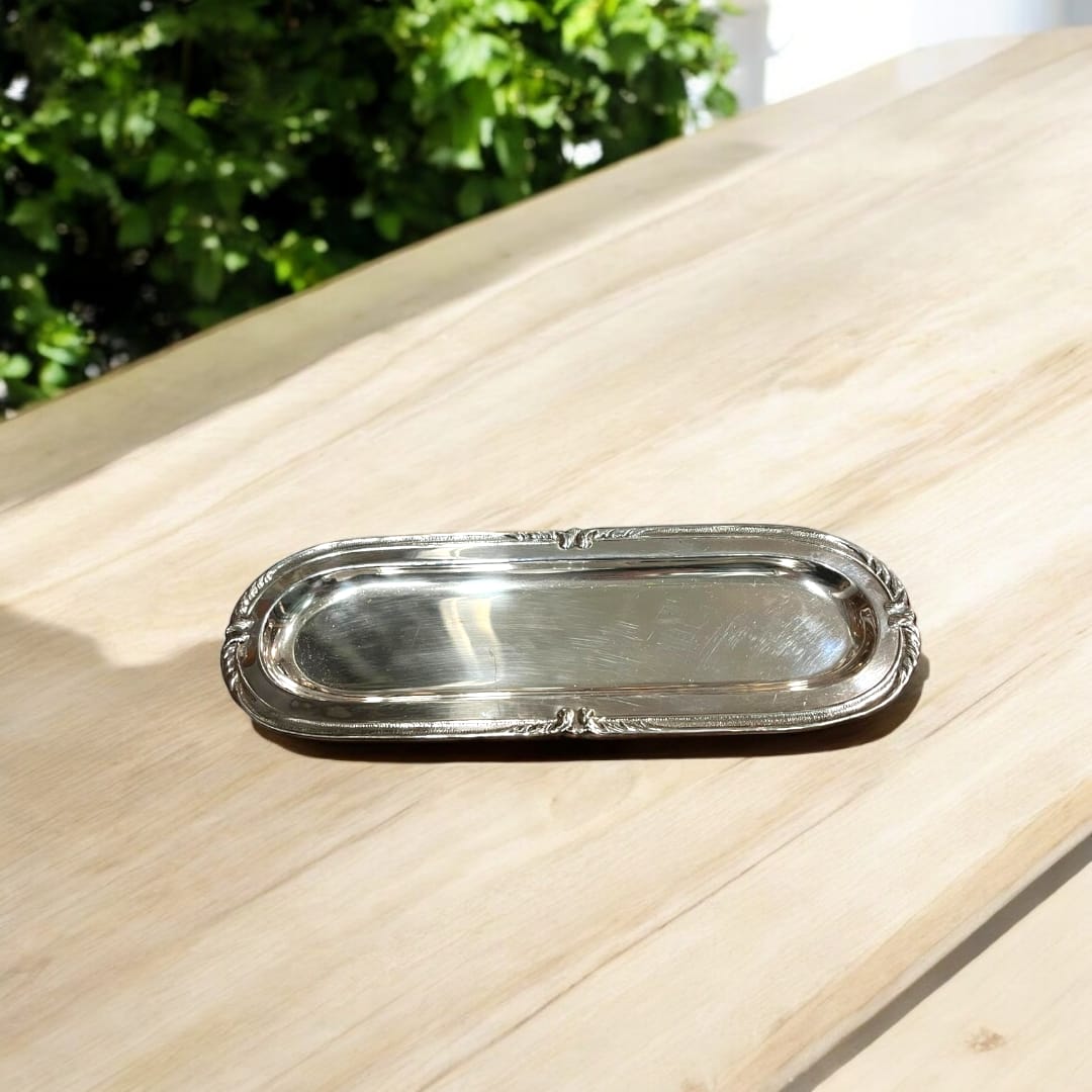 Bandeja de metal plateado alargada – Elegancia - Cositas Antiguas – La Guadaña, Anticuarios Online en Jerez , vender antigüedades, muebles antiguos