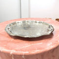 Bandeja de metal plateado con grabados elegantes vintage - Cositas Antiguas – La Guadaña, Anticuarios Online en Jerez , vender antigüedades, muebles antiguos