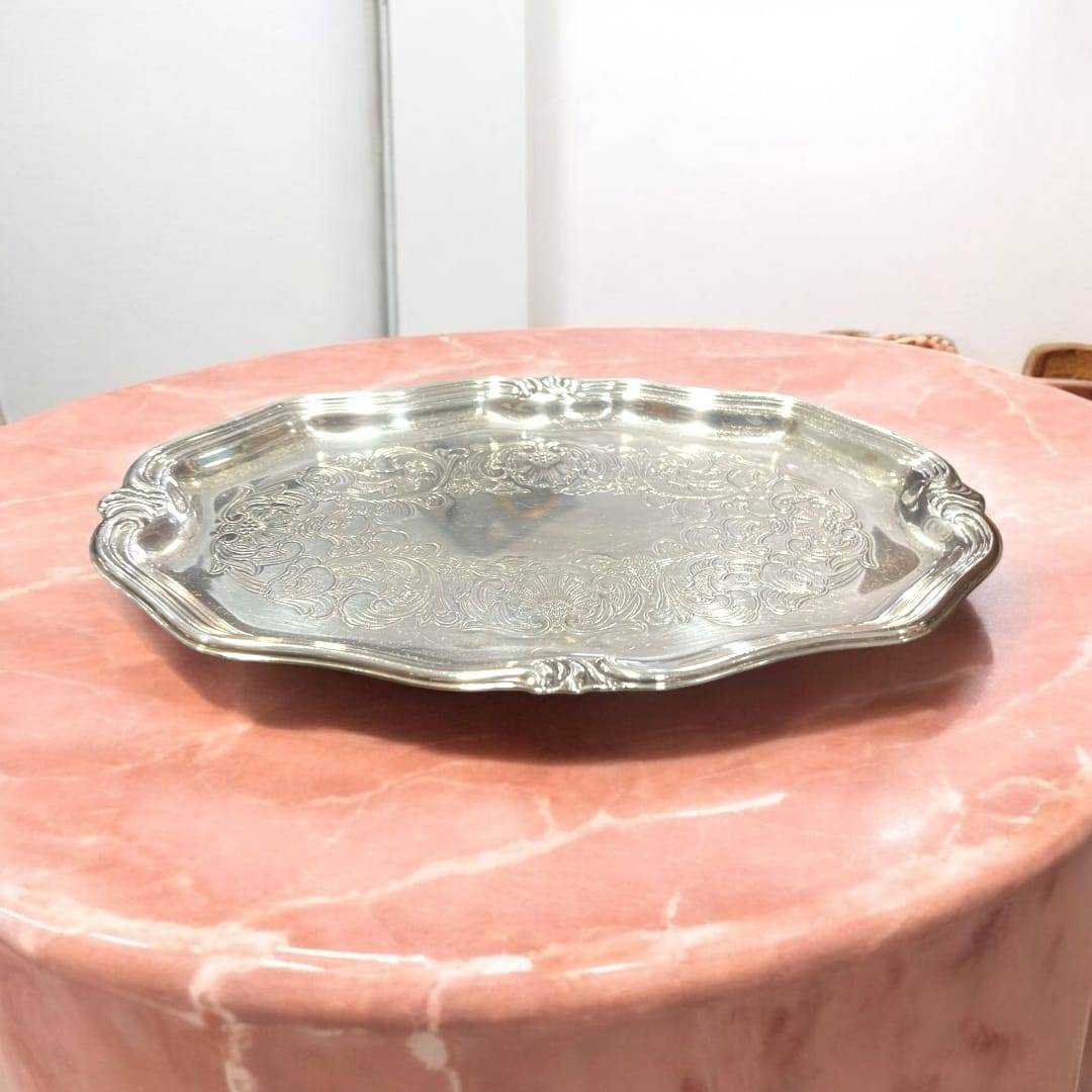 Bandeja de metal plateado con grabados elegantes vintage - Cositas Antiguas – La Guadaña, Anticuarios Online en Jerez , vender antigüedades, muebles antiguos