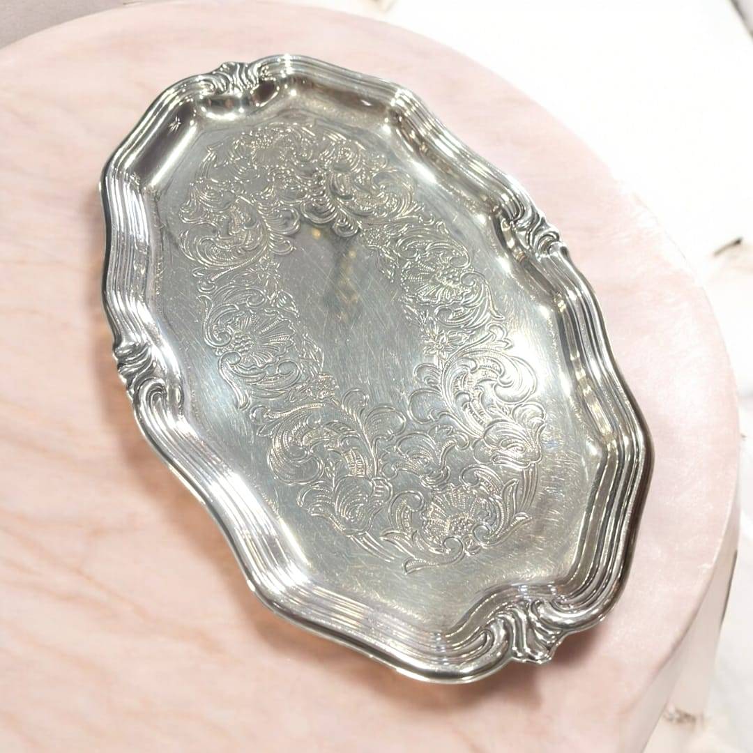 Bandeja de metal plateado con grabados elegantes vintage - Cositas Antiguas – La Guadaña, Anticuarios Online en Jerez , vender antigüedades, muebles antiguos