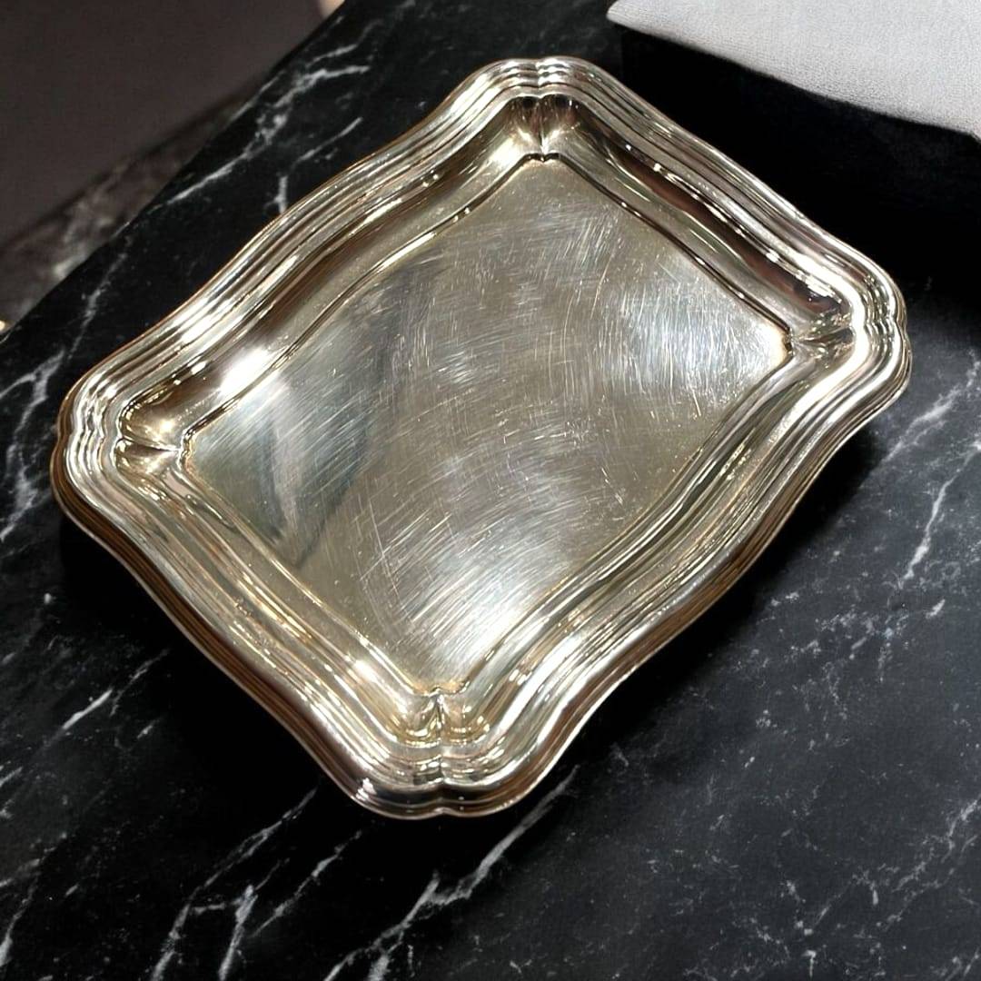 Bandeja de metal plateado con diseño ondulado clásico - Cositas Antiguas – La Guadaña, Anticuarios Online en Jerez , vender antigüedades, muebles antiguos