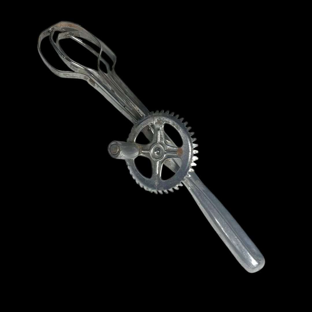 Batidora manual antigua – pieza única de colección - Cositas Antiguas – La Guadaña, Anticuarios Online en Jerez , vender antigüedades, muebles antiguos