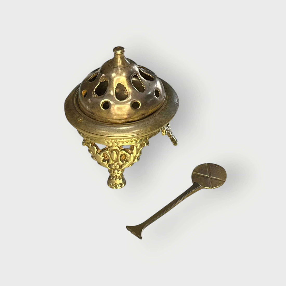 Brasero de metal dorado con badilla – arte clásico - Cositas Antiguas – La Guadaña, Anticuarios Online en Jerez , vender antigüedades, muebles antiguos