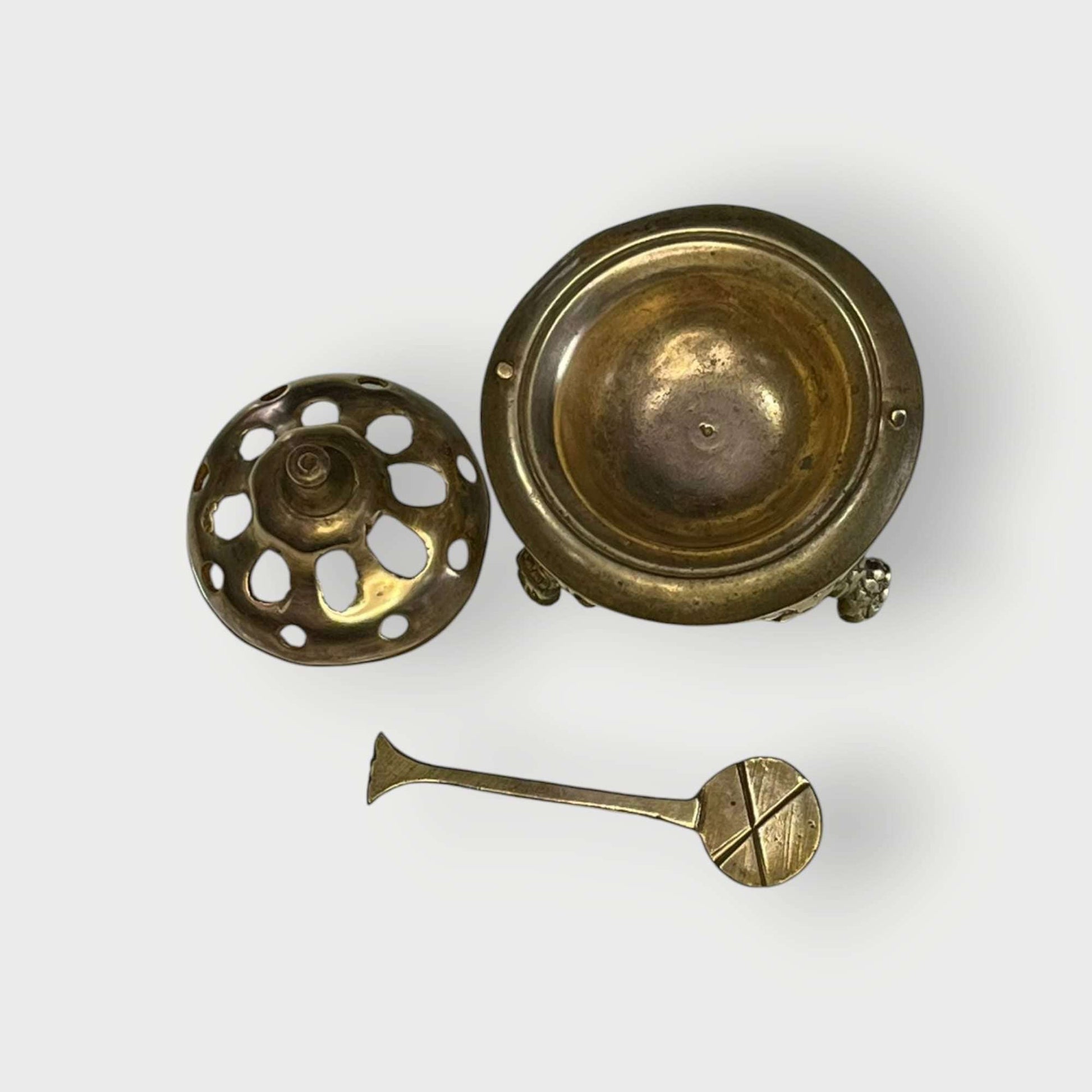Brasero de metal dorado con badilla – arte clásico - Cositas Antiguas – La Guadaña, Anticuarios Online en Jerez , vender antigüedades, muebles antiguos