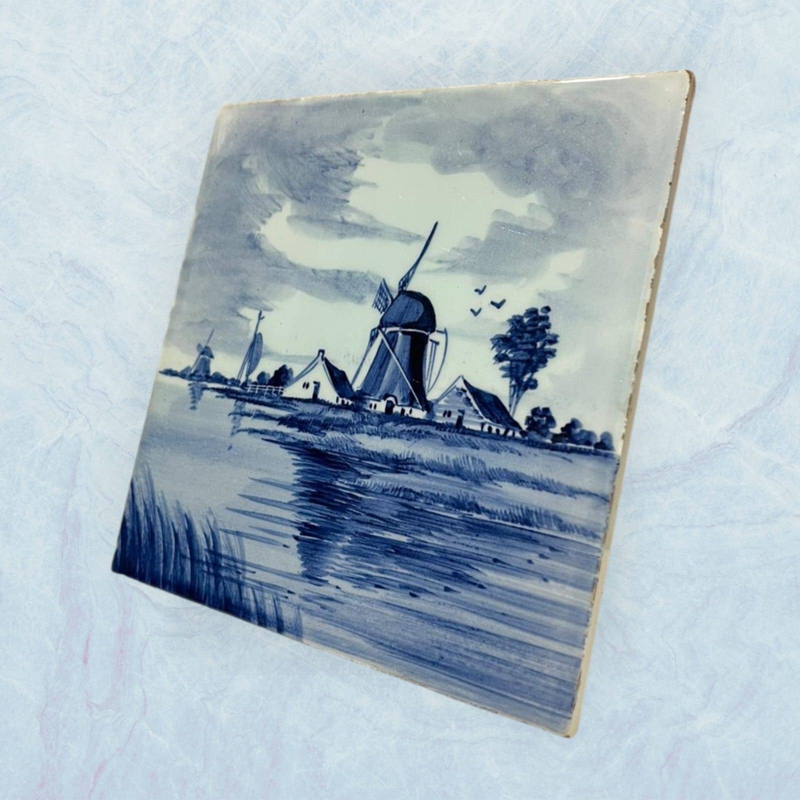 Azulejo holandés pintado a mano estilo Delft Blue, pieza - Cositas Antiguas – La Guadaña, Anticuarios Online en Jerez , vender antigüedades, muebles antiguos