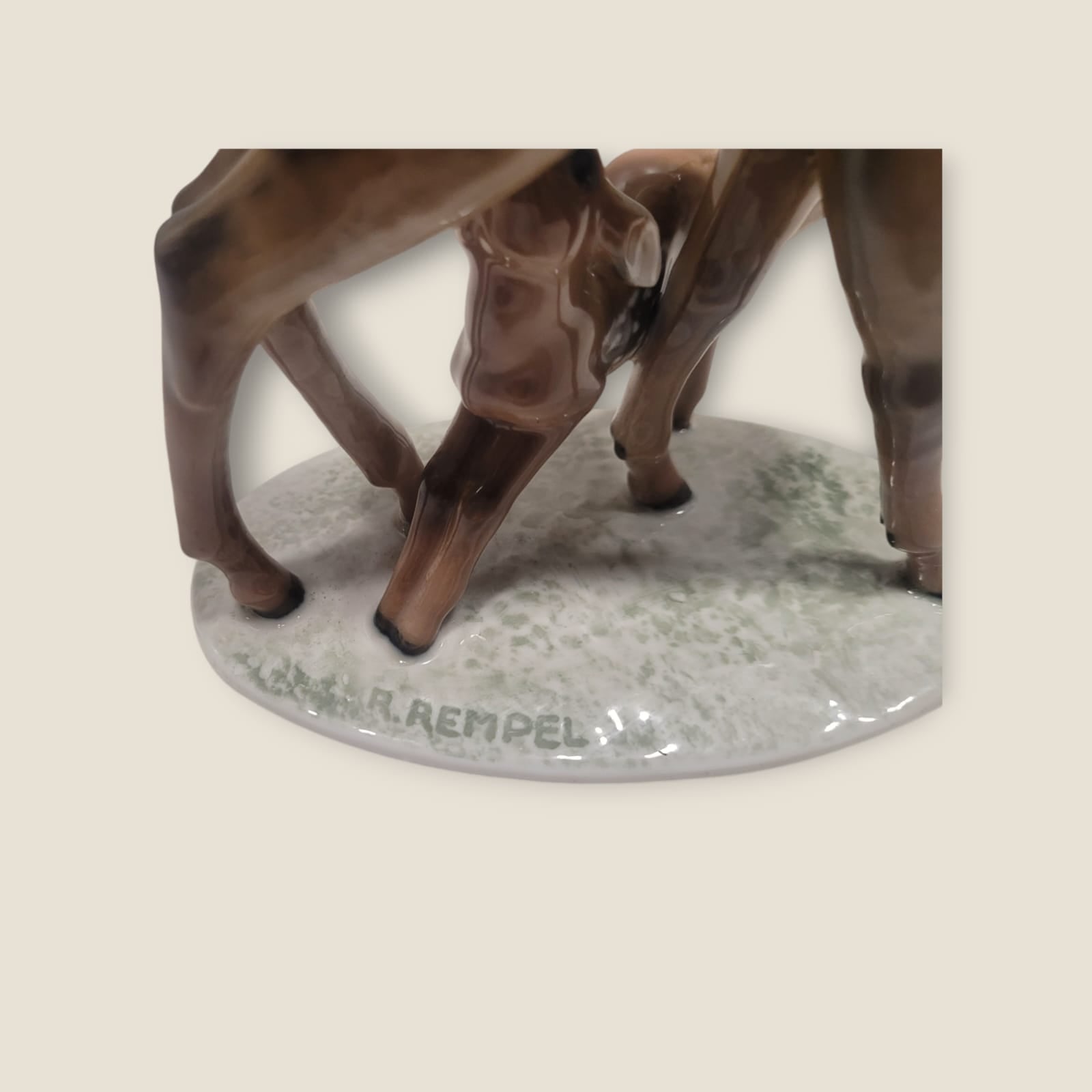 Figura de Porcelana Rosenthal Cierva y Cría – Elegancia - Cositas Antiguas – La Guadaña, Anticuarios Online en Jerez , vender antigüedades, muebles antiguos