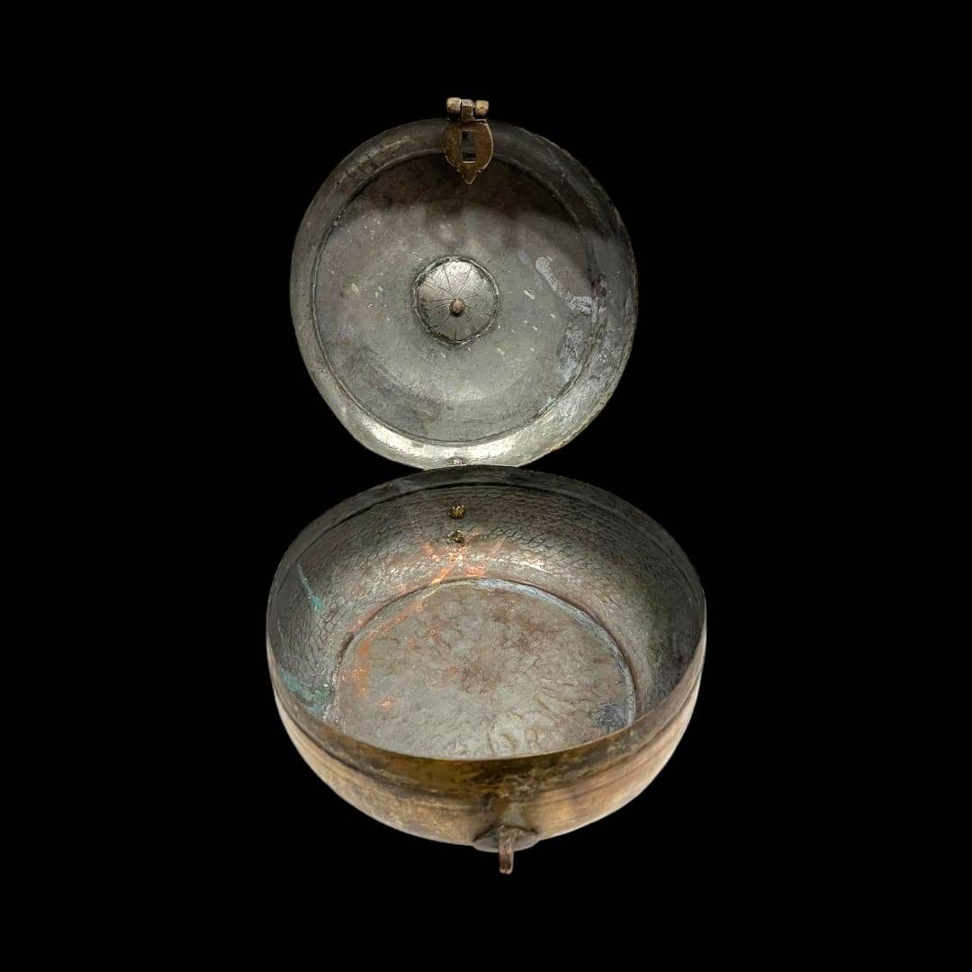 Caja de cobre pakistaní para pan, siglo XIX, pieza única - Cositas Antiguas – La Guadaña, Anticuarios Online en Jerez , vender antigüedades, muebles antiguos