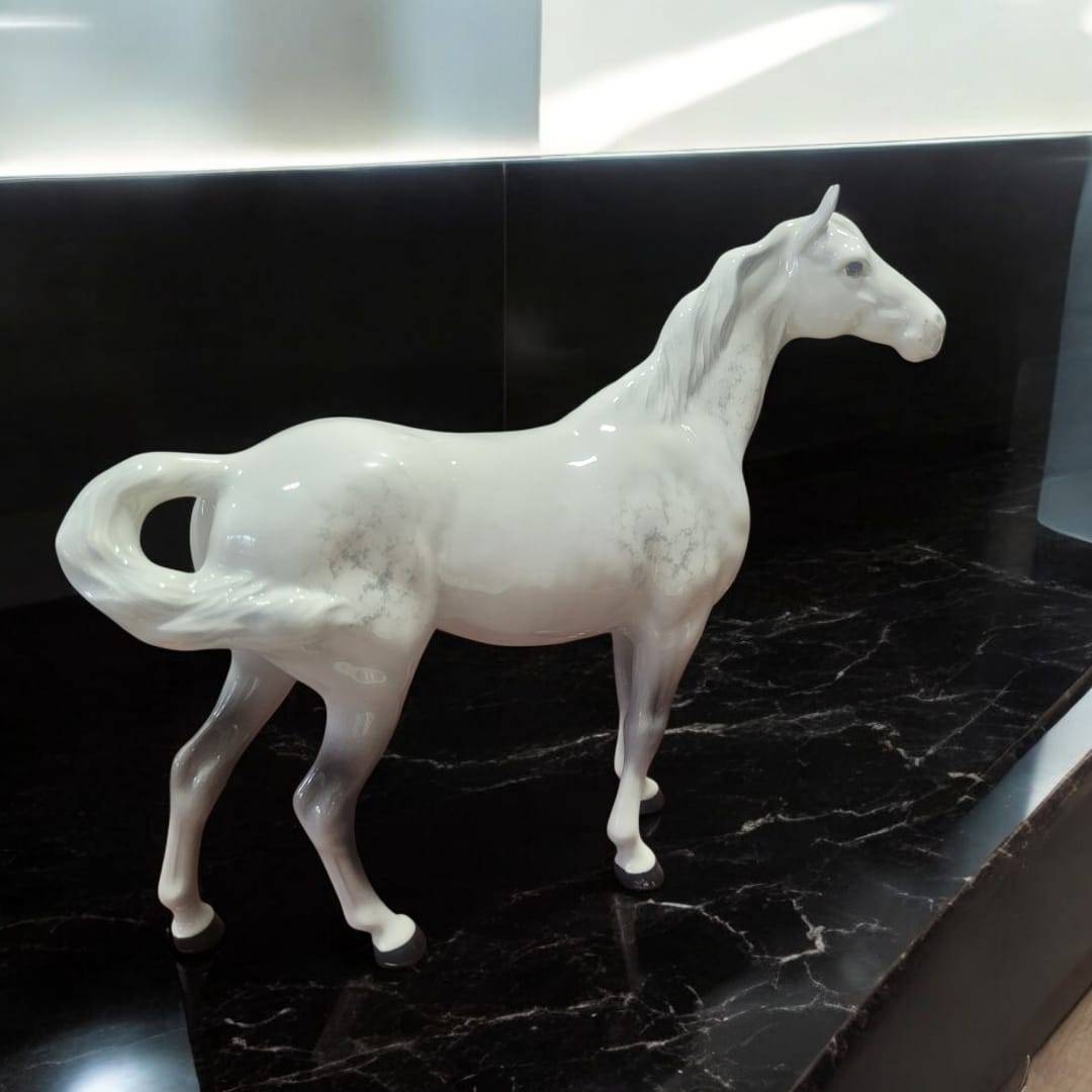 Caballo de porcelana Beswick | Elegancia ecuestre clásica - Cositas Antiguas – La Guadaña, Anticuarios Online en Jerez , vender antigüedades, muebles antiguos