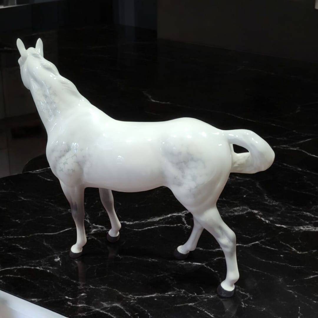 Caballo de porcelana Beswick | Elegancia ecuestre clásica - Cositas Antiguas – La Guadaña, Anticuarios Online en Jerez , vender antigüedades, muebles antiguos