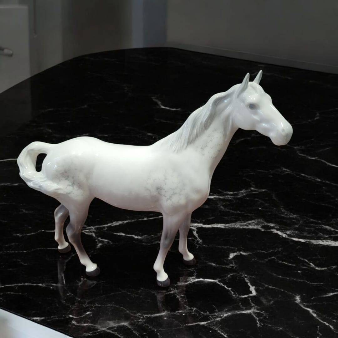 Caballo de porcelana Beswick | Elegancia ecuestre clásica - Cositas Antiguas – La Guadaña, Anticuarios Online en Jerez , vender antigüedades, muebles antiguos