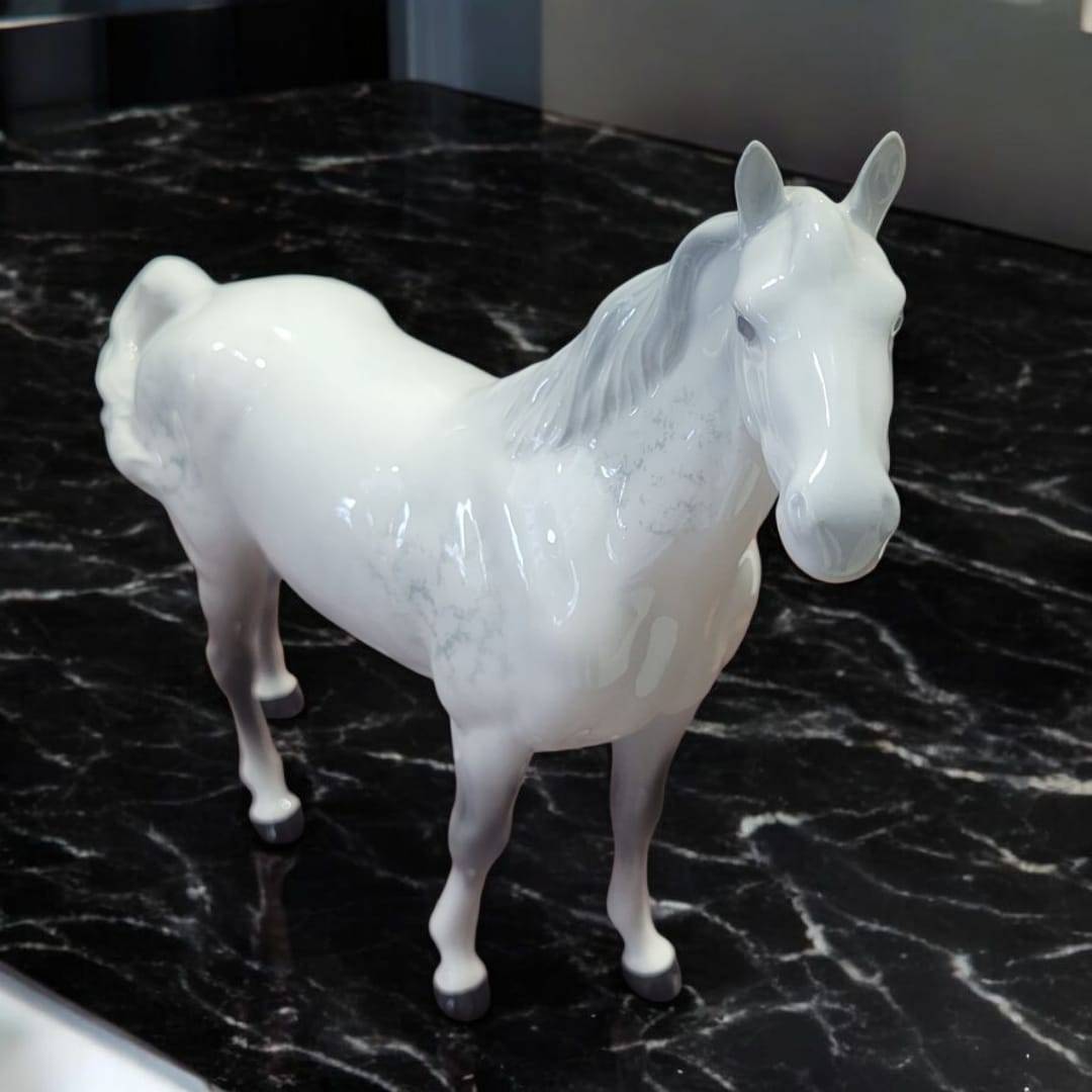 Caballo de porcelana Beswick | Elegancia ecuestre clásica - Cositas Antiguas – La Guadaña, Anticuarios Online en Jerez , vender antigüedades, muebles antiguos