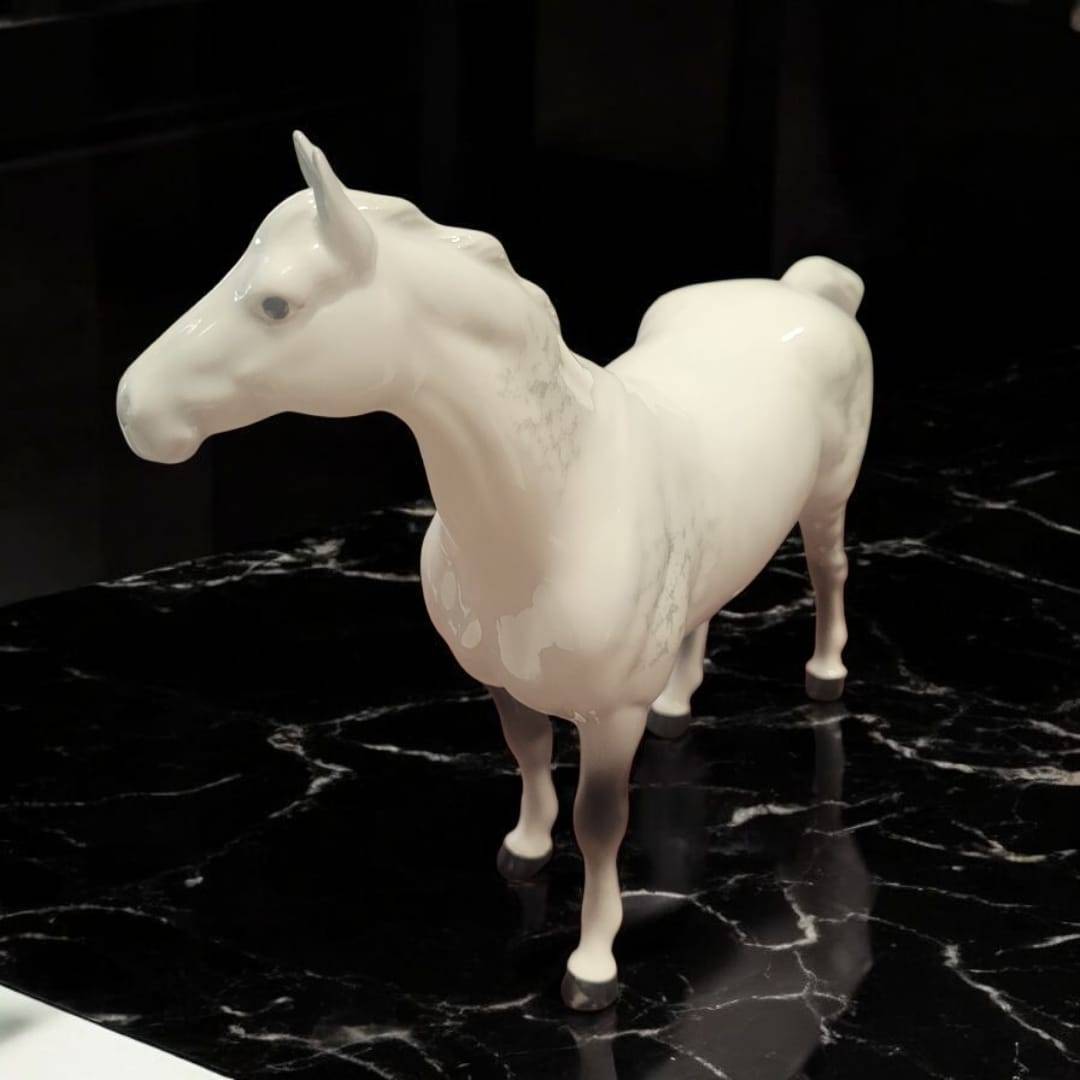 Caballo de porcelana Beswick | Elegancia ecuestre clásica - Cositas Antiguas – La Guadaña, Anticuarios Online en Jerez , vender antigüedades, muebles antiguos