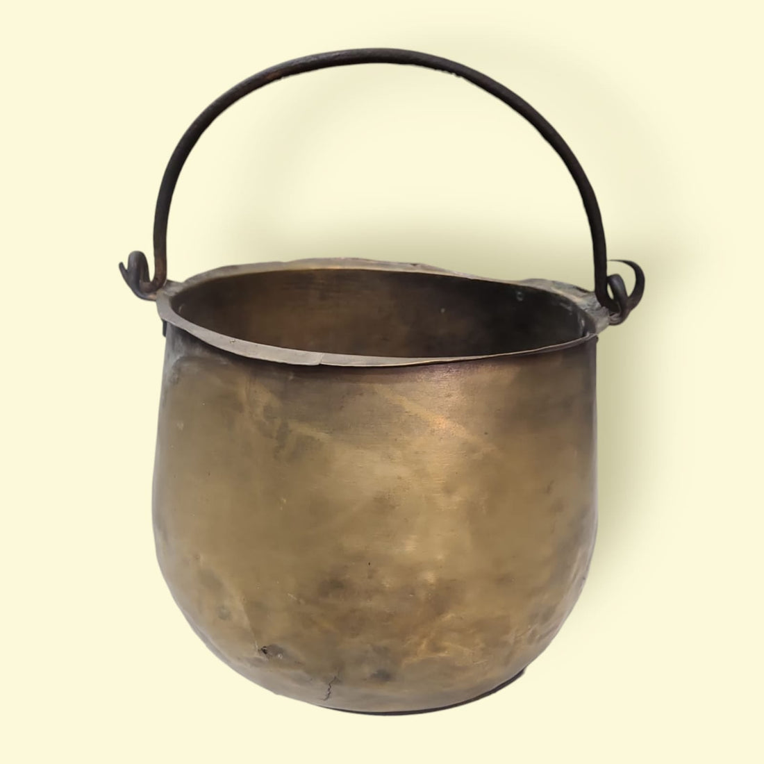Caldero de metal antiguo con asa de hierro para colgar - Cositas Antiguas – La Guadaña, Anticuarios Online en Jerez , vender antigüedades, muebles antiguos