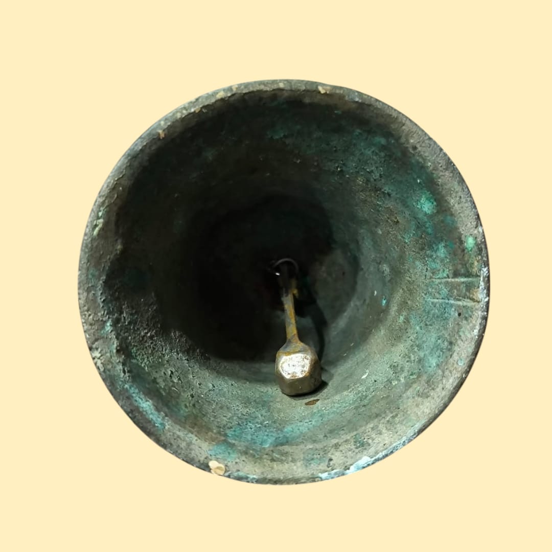 Campana de metal vintage – Elegancia clásica para tu hogar - Cositas Antiguas – La Guadaña, Anticuarios Online en Jerez , vender antigüedades, muebles antiguos