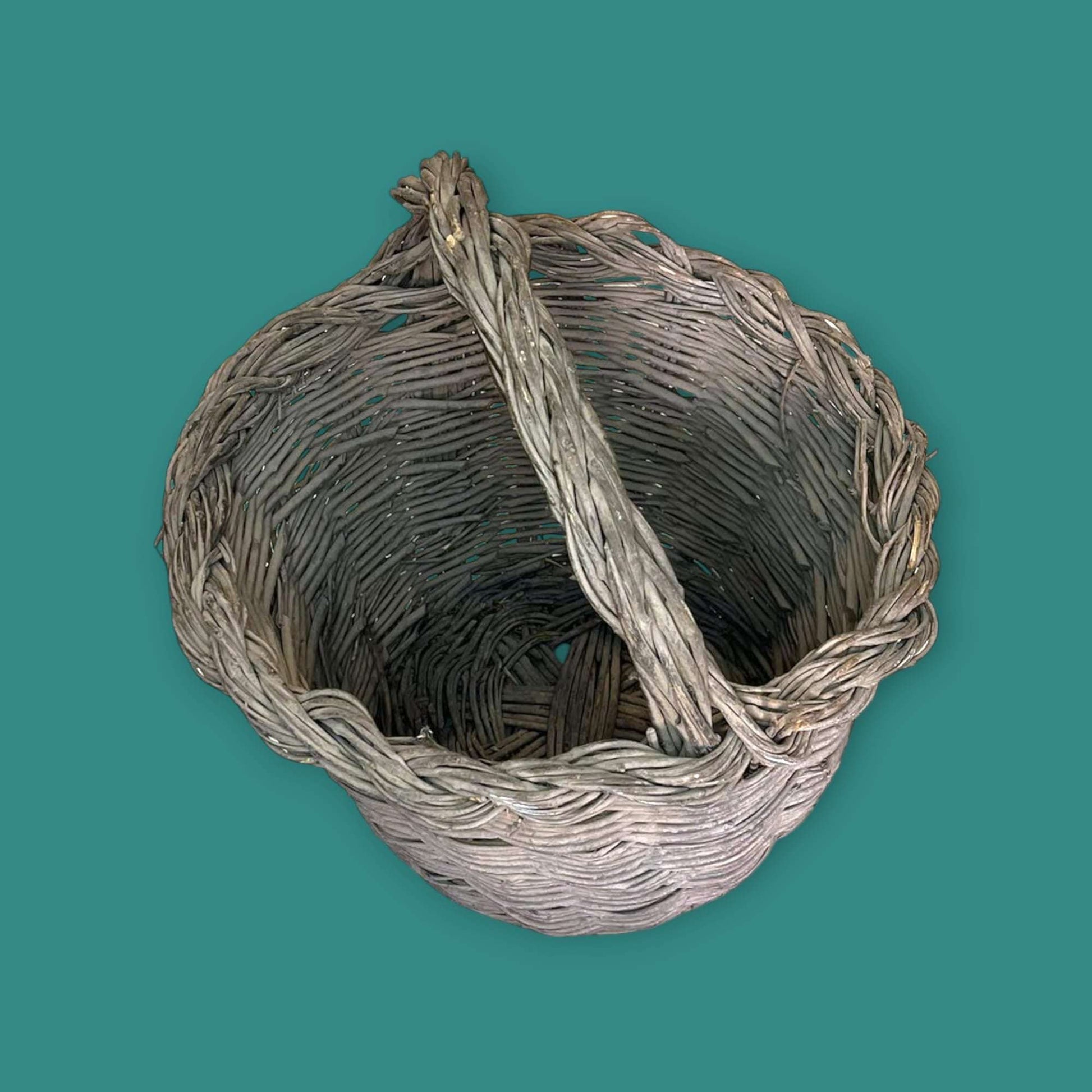 Canasta de mimbre antigua hecha con baritas de olivo - Cositas Antiguas – La Guadaña, Anticuarios Online en Jerez , vender antigüedades, muebles antiguos