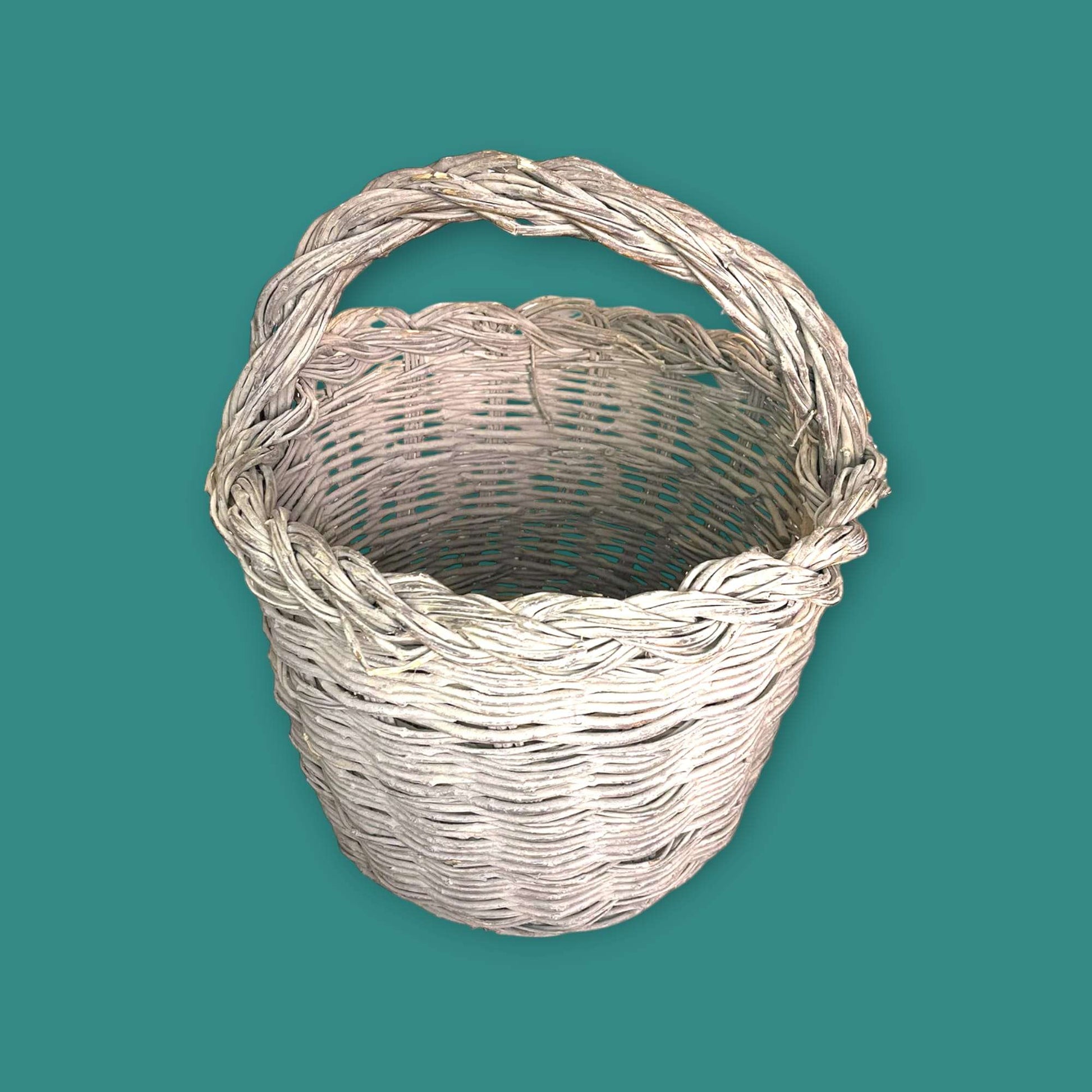 Canasta de mimbre antigua hecha con baritas de olivo - Cositas Antiguas – La Guadaña, Anticuarios Online en Jerez , vender antigüedades, muebles antiguos
