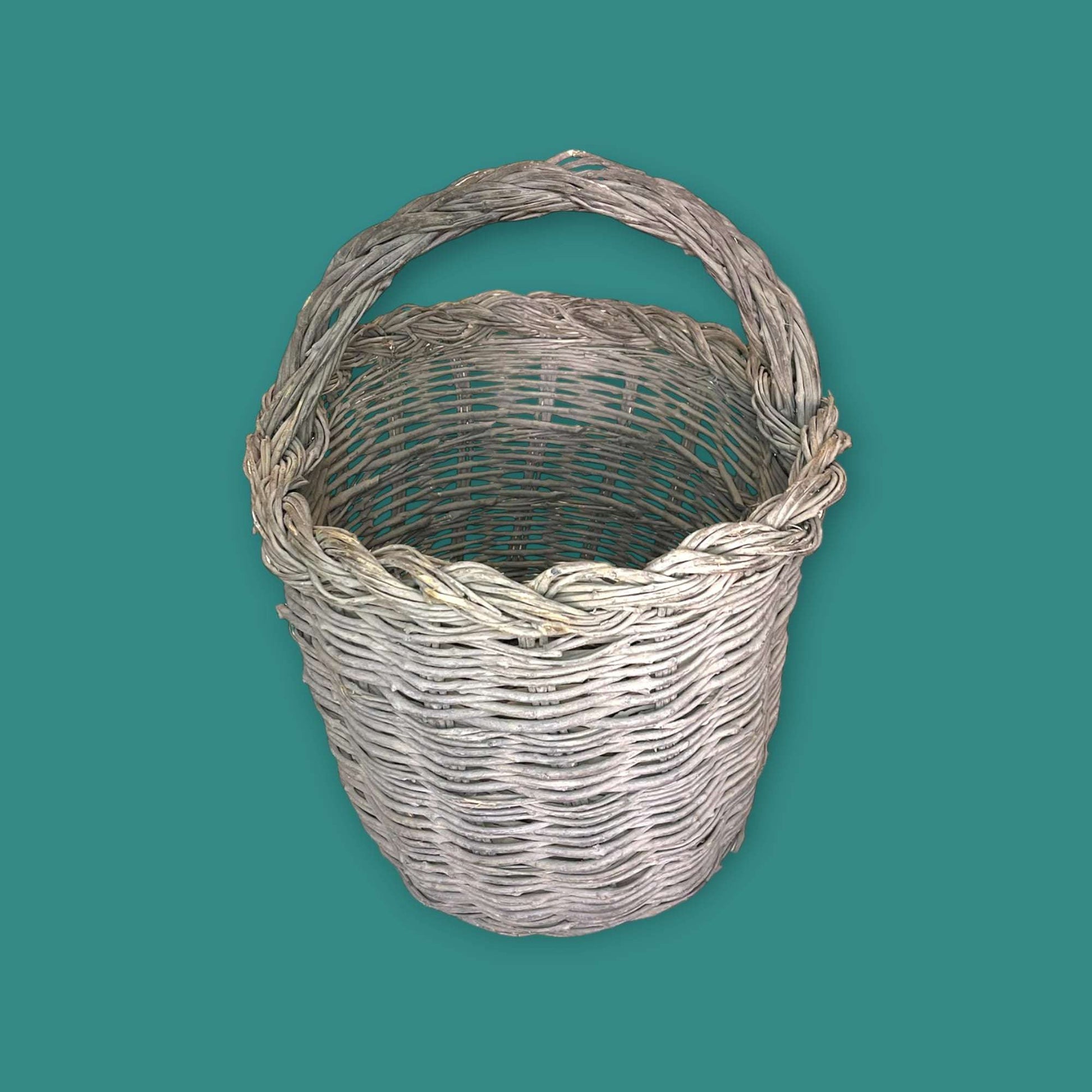 Canasta de mimbre antigua hecha con baritas de olivo - Cositas Antiguas – La Guadaña, Anticuarios Online en Jerez , vender antigüedades, muebles antiguos