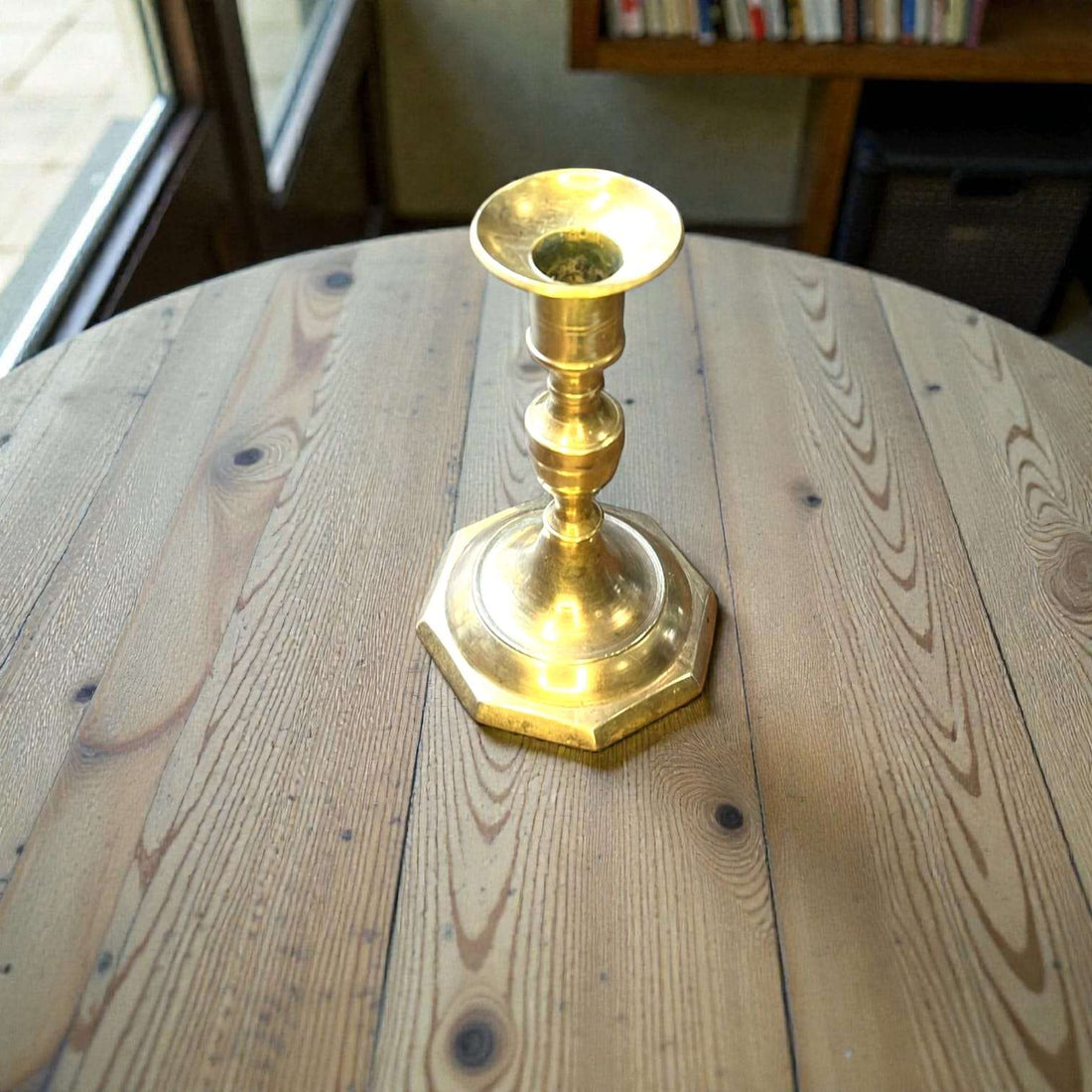 Candelabro de metal dorado clásico para vela tradicional - Cositas Antiguas – La Guadaña, Anticuarios Online en Jerez , vender antigüedades, muebles antiguos