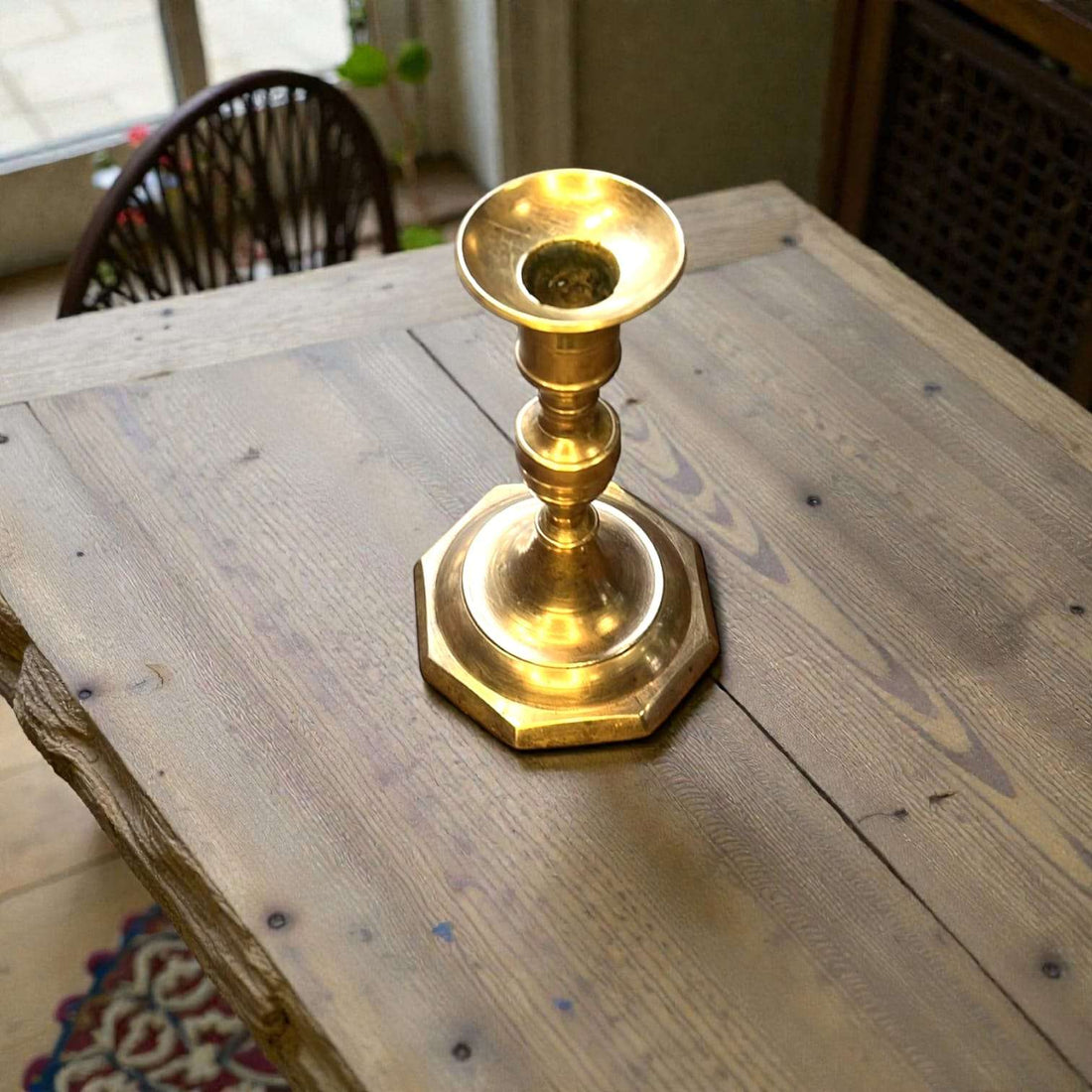 Candelabro de metal dorado clásico para vela tradicional - Cositas Antiguas – La Guadaña, Anticuarios Online en Jerez , vender antigüedades, muebles antiguos
