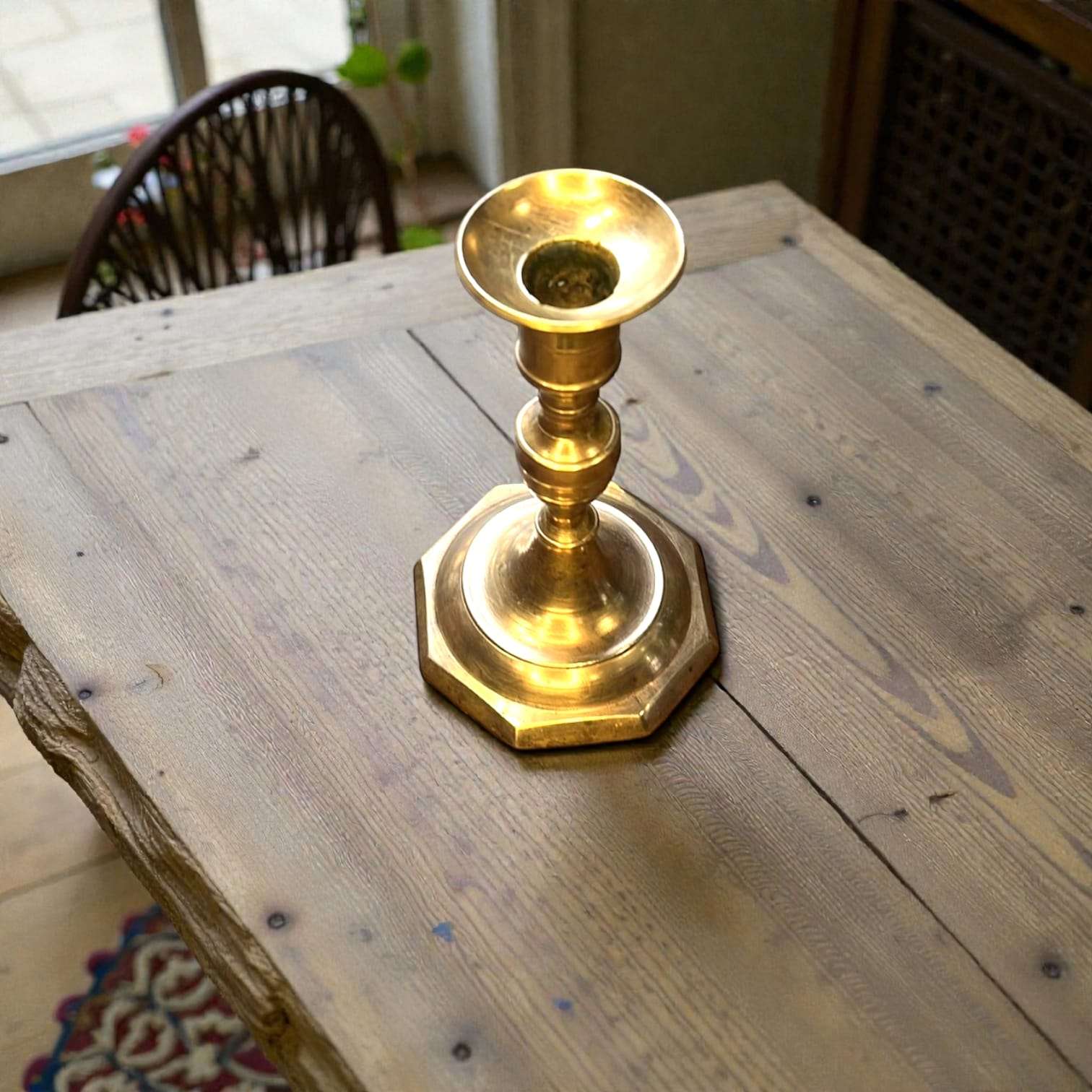 Candelabro de metal dorado clásico para vela tradicional - Cositas Antiguas – La Guadaña, Anticuarios Online en Jerez , vender antigüedades, muebles antiguos