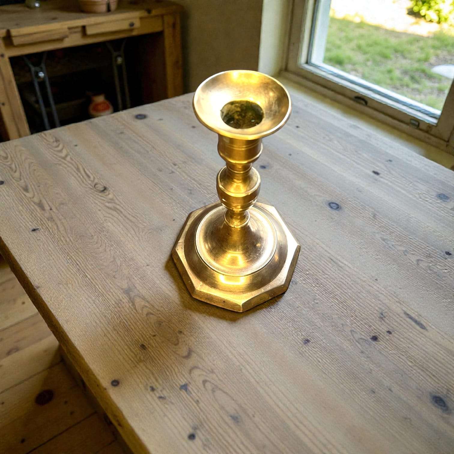 Candelabro de metal dorado clásico para vela tradicional - Cositas Antiguas – La Guadaña, Anticuarios Online en Jerez , vender antigüedades, muebles antiguos