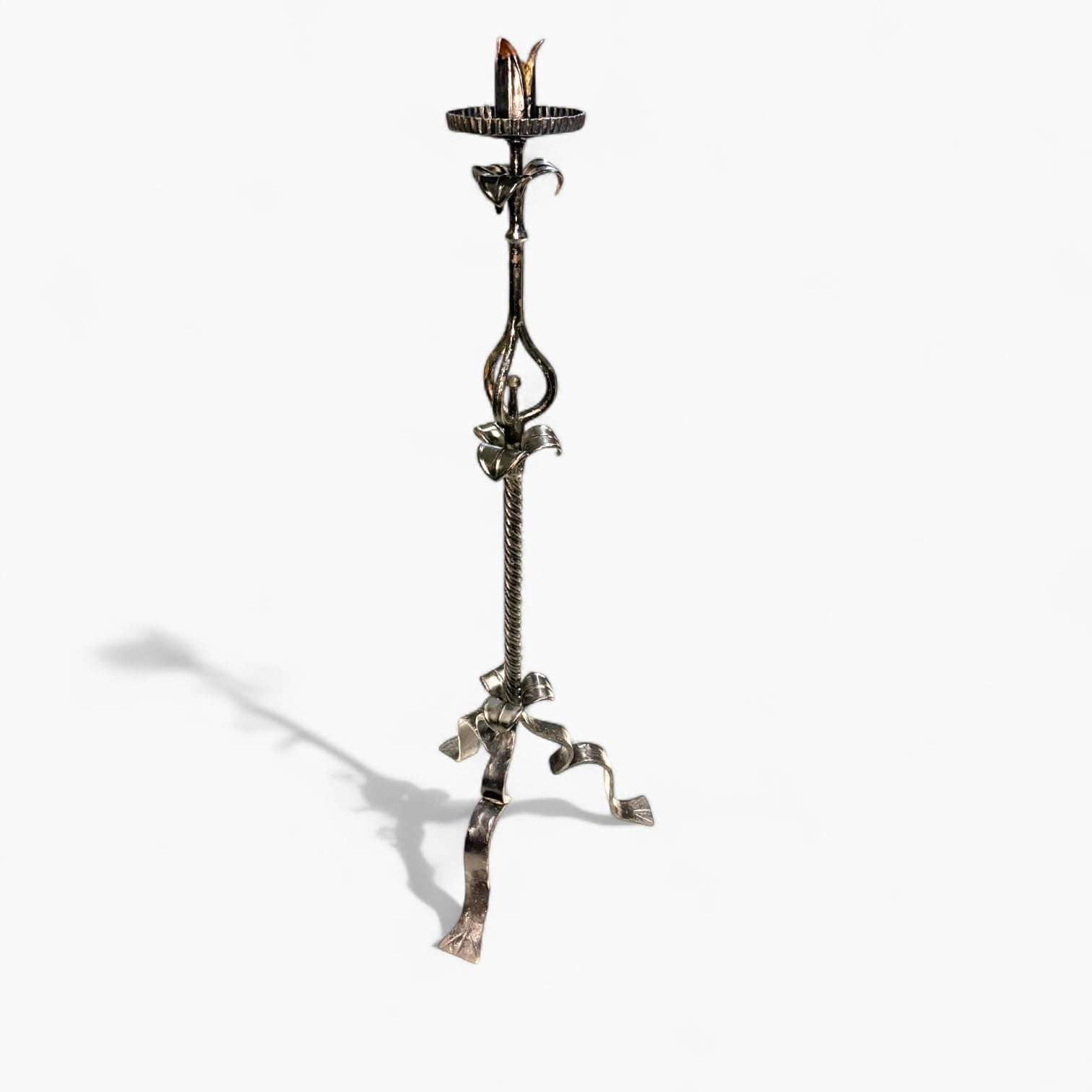 Candelabro de pie antiguo de forja artesanal único - Cositas Antiguas – La Guadaña, Anticuarios Online en Jerez , vender antigüedades, muebles antiguos