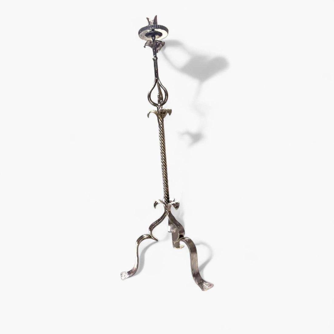 Candelabro de pie antiguo de forja artesanal único - Cositas Antiguas – La Guadaña, Anticuarios Online en Jerez , vender antigüedades, muebles antiguos
