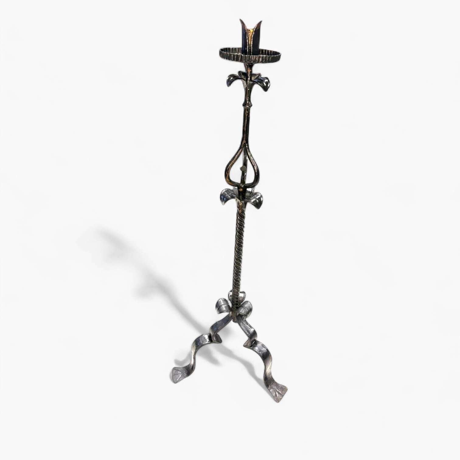 Candelabro de pie antiguo de forja artesanal único - Cositas Antiguas – La Guadaña, Anticuarios Online en Jerez , vender antigüedades, muebles antiguos