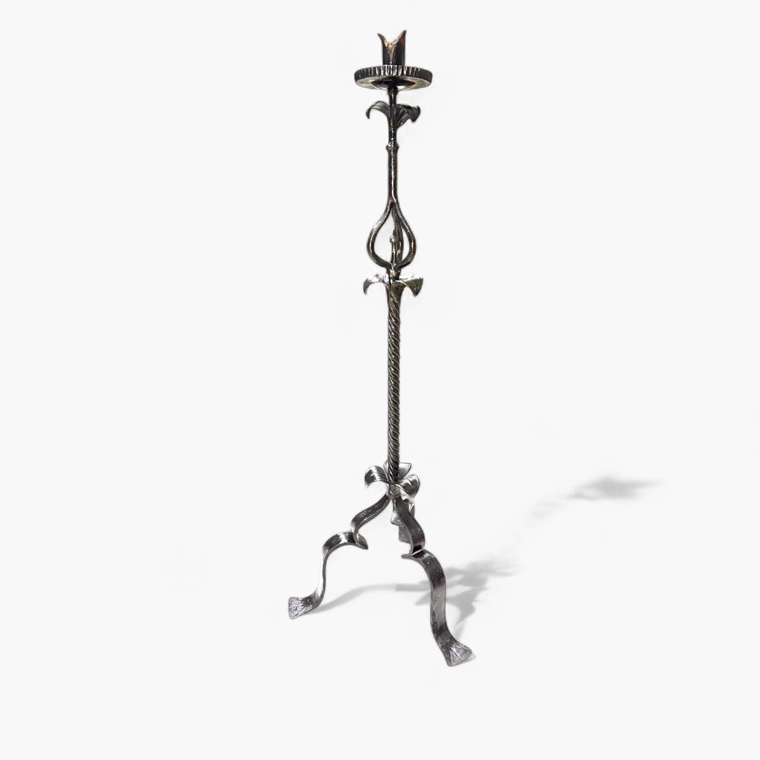 Candelabro de pie antiguo de forja artesanal único - Cositas Antiguas – La Guadaña, Anticuarios Online en Jerez , vender antigüedades, muebles antiguos