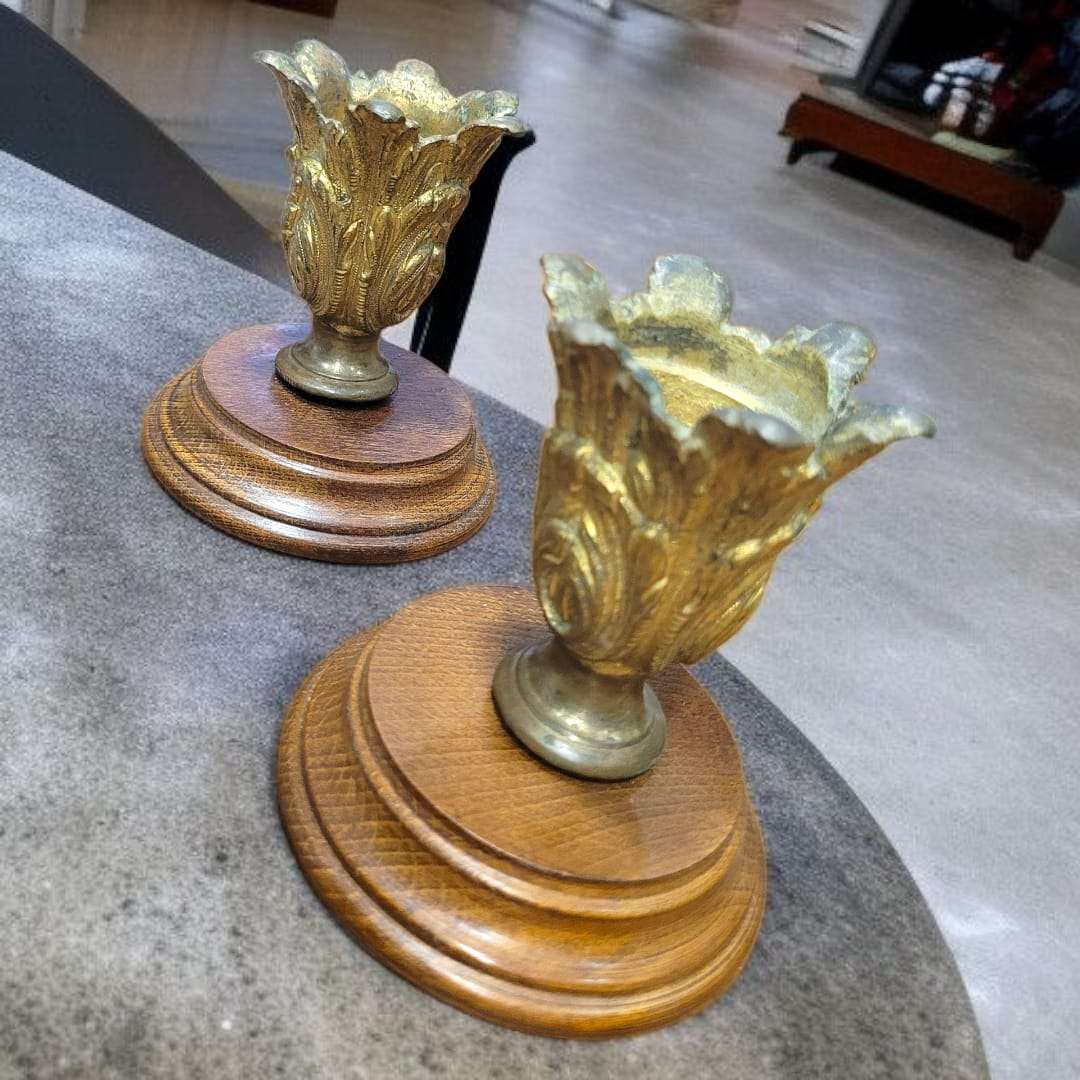 Candeleros de bronce con base de madera tallada antigua - Cositas Antiguas – La Guadaña, Anticuarios Online en Jerez , vender antigüedades, muebles antiguos