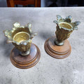 Candeleros de bronce con base de madera tallada antigua - Cositas Antiguas – La Guadaña, Anticuarios Online en Jerez , vender antigüedades, muebles antiguos
