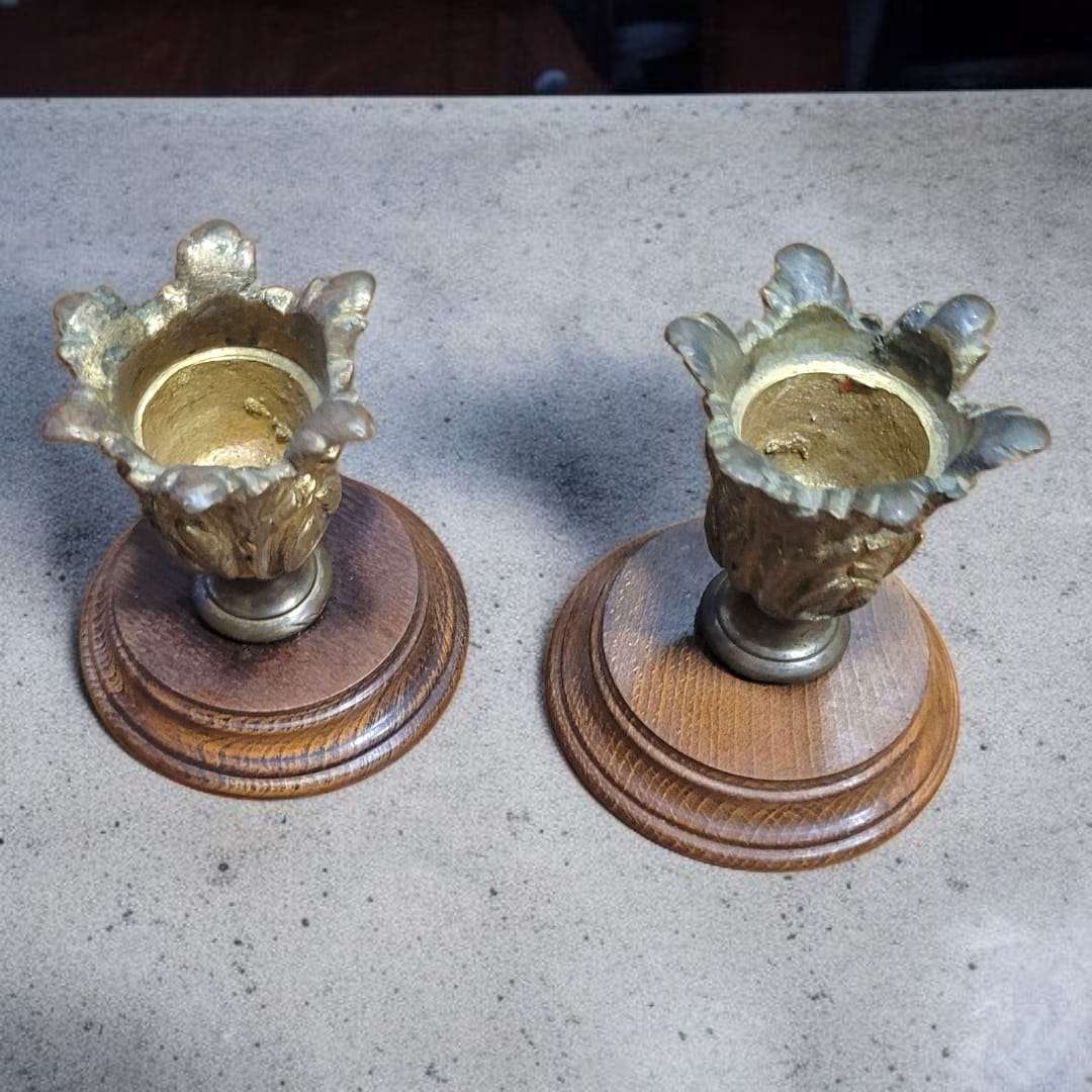 Candeleros de bronce con base de madera tallada antigua - Cositas Antiguas – La Guadaña, Anticuarios Online en Jerez , vender antigüedades, muebles antiguos