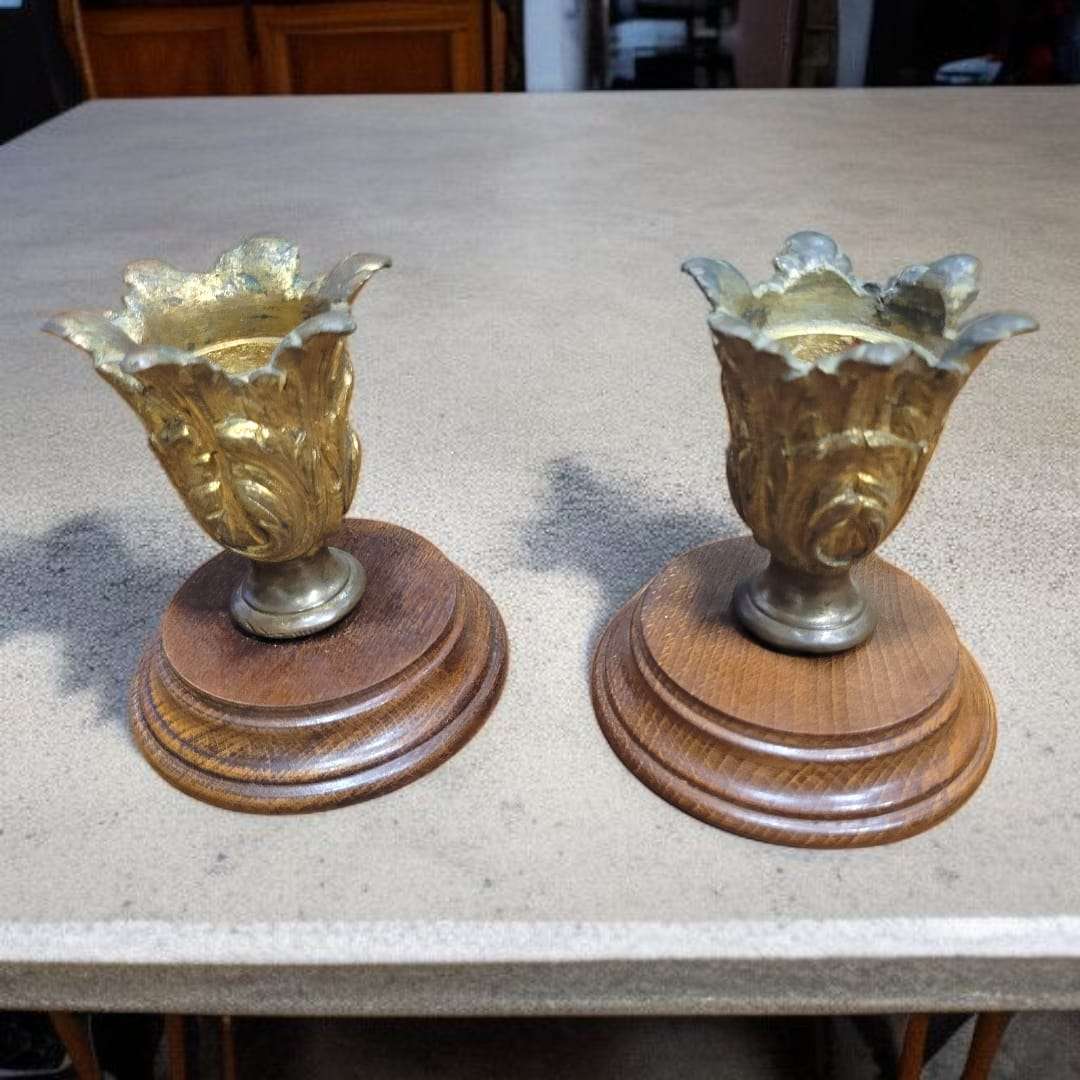 Candeleros de bronce con base de madera tallada antigua - Cositas Antiguas – La Guadaña, Anticuarios Online en Jerez , vender antigüedades, muebles antiguos