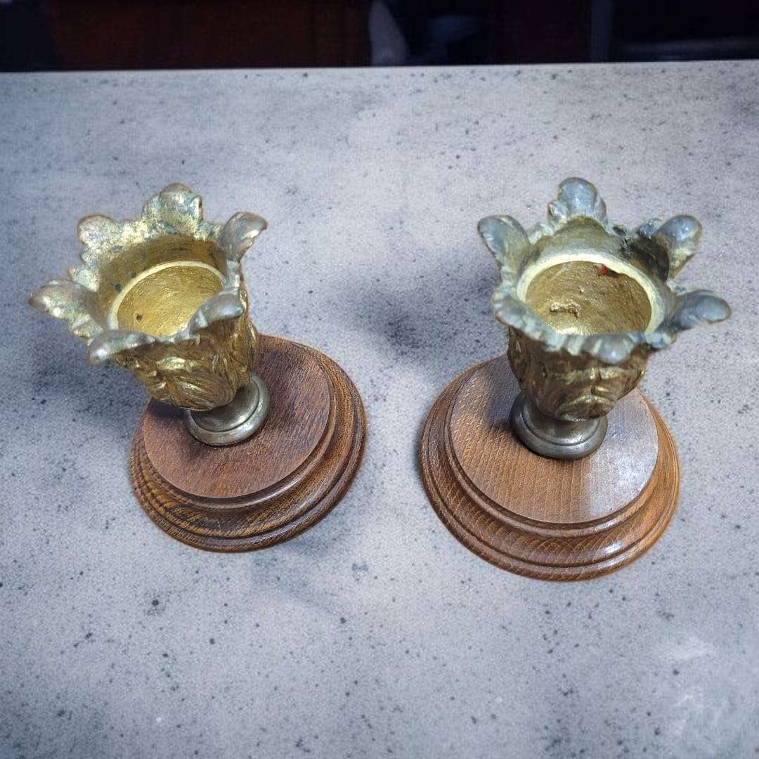 Candeleros de bronce con base de madera tallada antigua - Cositas Antiguas – La Guadaña, Anticuarios Online en Jerez , vender antigüedades, muebles antiguos