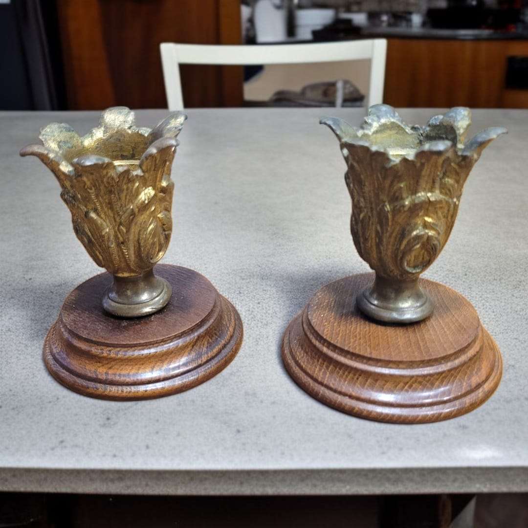 Candeleros de bronce con base de madera tallada antigua - Cositas Antiguas – La Guadaña, Anticuarios Online en Jerez , vender antigüedades, muebles antiguos