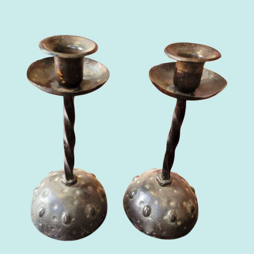 Candeleros de forja antigua con diseño martillado - Cositas Antiguas – La Guadaña, Anticuarios Online en Jerez , vender antigüedades, muebles antiguos