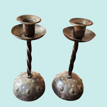 Candeleros de forja antigua con diseño martillado - Cositas Antiguas – La Guadaña, Anticuarios Online en Jerez , vender antigüedades, muebles antiguos