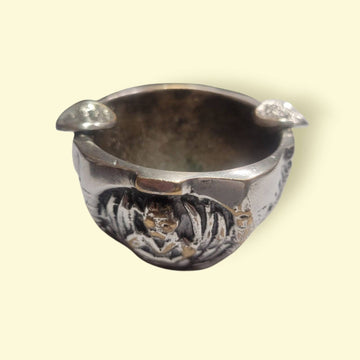 Cenicero de bronce plateado ALMAZÁN con relieves - Cositas Antiguas – La Guadaña, Anticuarios Online en Jerez , vender antigüedades, muebles antiguos