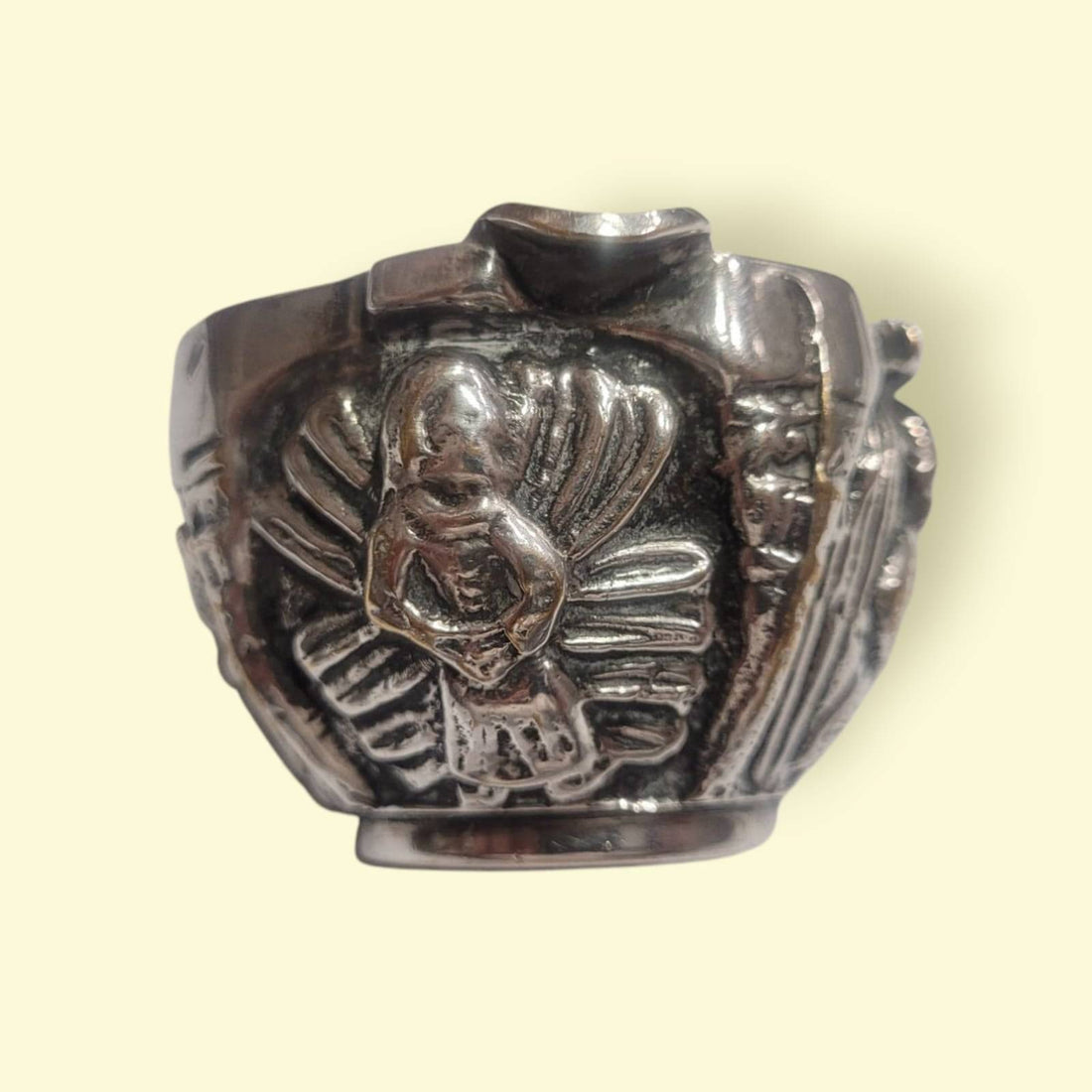Cenicero de bronce plateado ALMAZÁN con relieves - Cositas Antiguas – La Guadaña, Anticuarios Online en Jerez , vender antigüedades, muebles antiguos