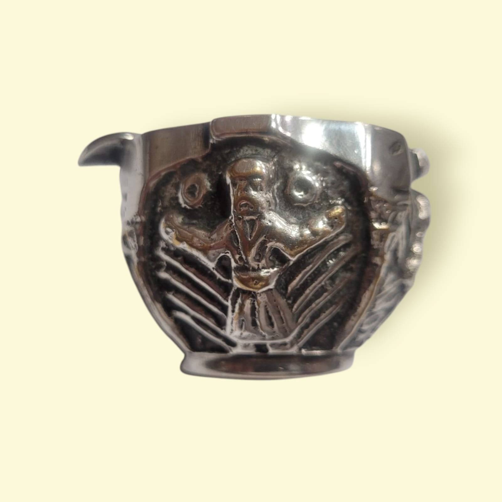 Cenicero de bronce plateado ALMAZÁN con relieves - Cositas Antiguas – La Guadaña, Anticuarios Online en Jerez , vender antigüedades, muebles antiguos