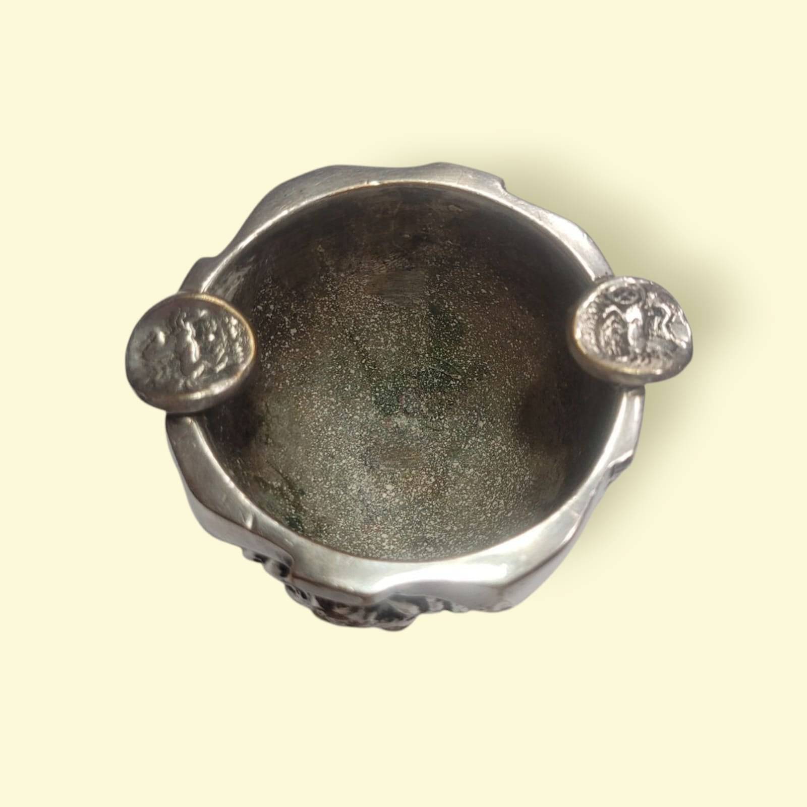 Cenicero de bronce plateado ALMAZÁN con relieves - Cositas Antiguas – La Guadaña, Anticuarios Online en Jerez , vender antigüedades, muebles antiguos