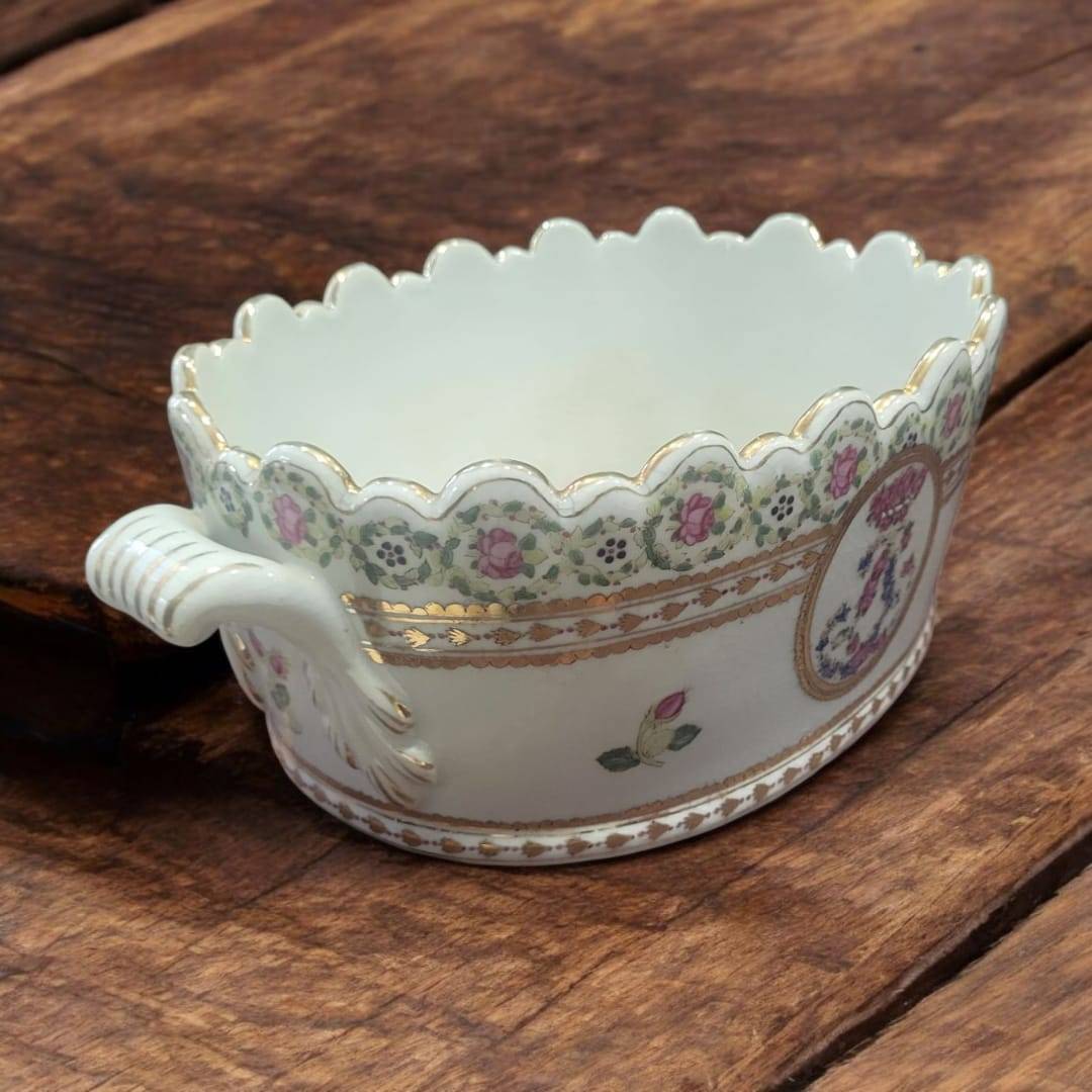 Centro de mesa de porcelana pintado a mano y firmado - Cositas Antiguas – La Guadaña, Anticuarios Online en Jerez , vender antigüedades, muebles antiguos