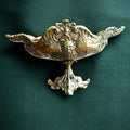 Centro Floral de Bronce Antiguo con Decoración Clásica - Cositas Antiguas – La Guadaña, Anticuarios Online en Jerez , vender antigüedades, muebles antiguos